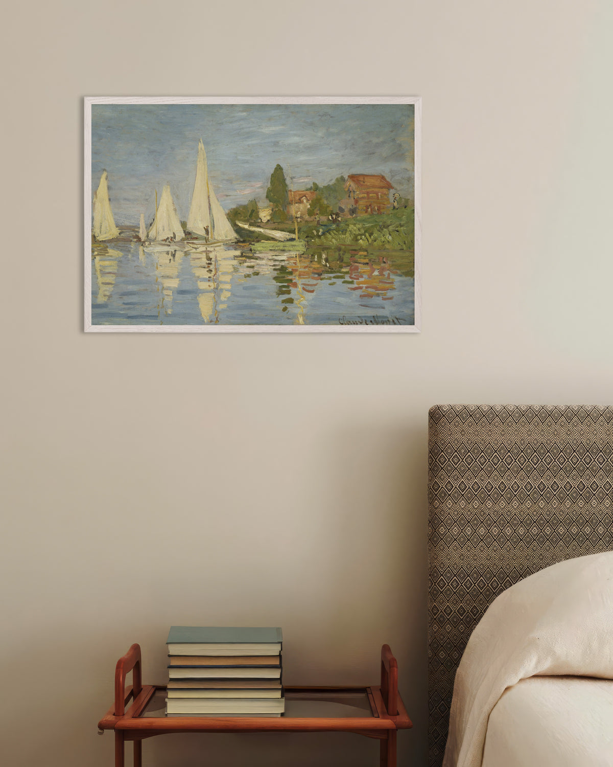 Claude Monet’n Regatta Argenteuilissa (n. 1872) -juliste valkoisessa puukehyksessä