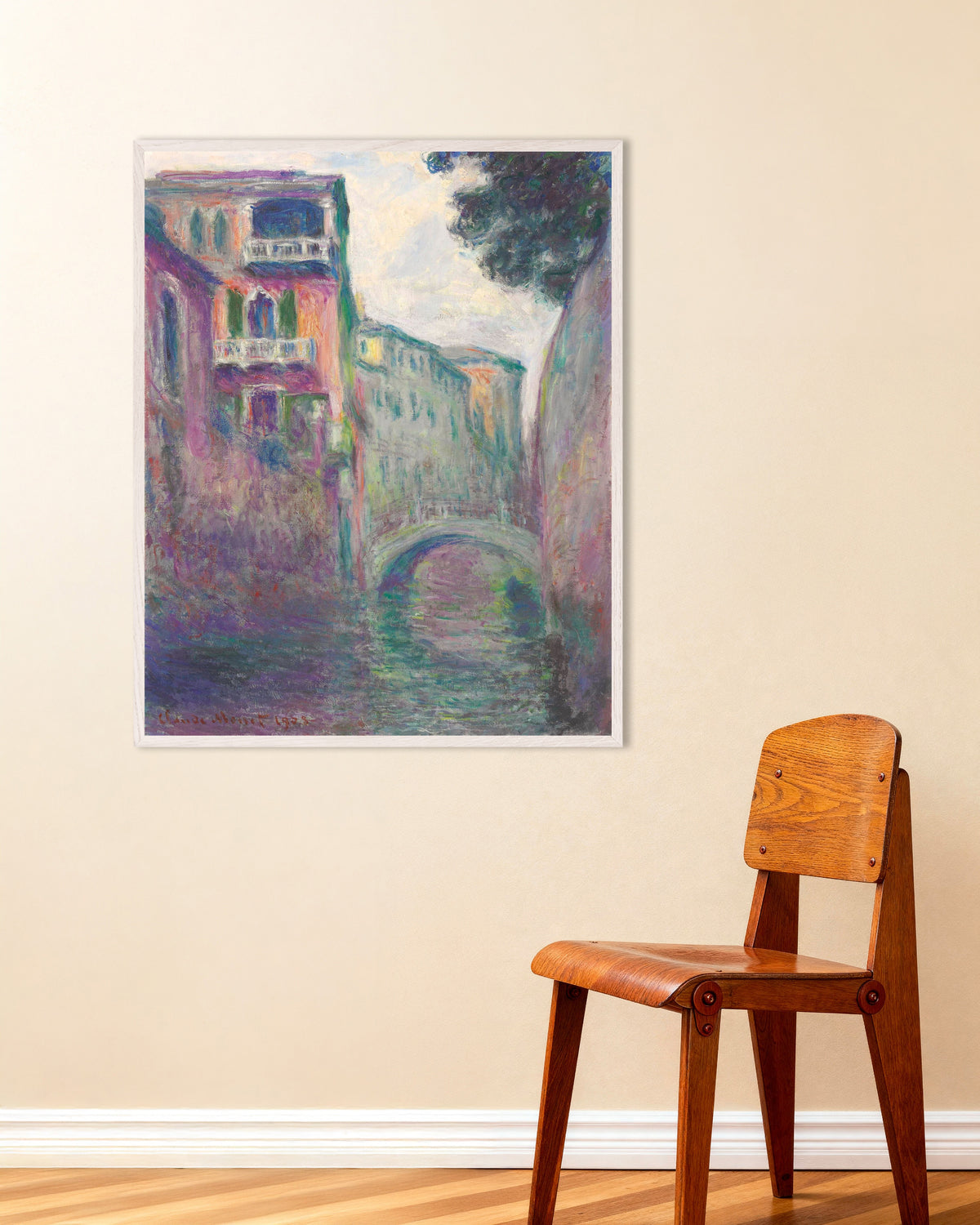 Claude Monet’n Rio della Salute (1908) -juliste valkoisessa puukehyksessä