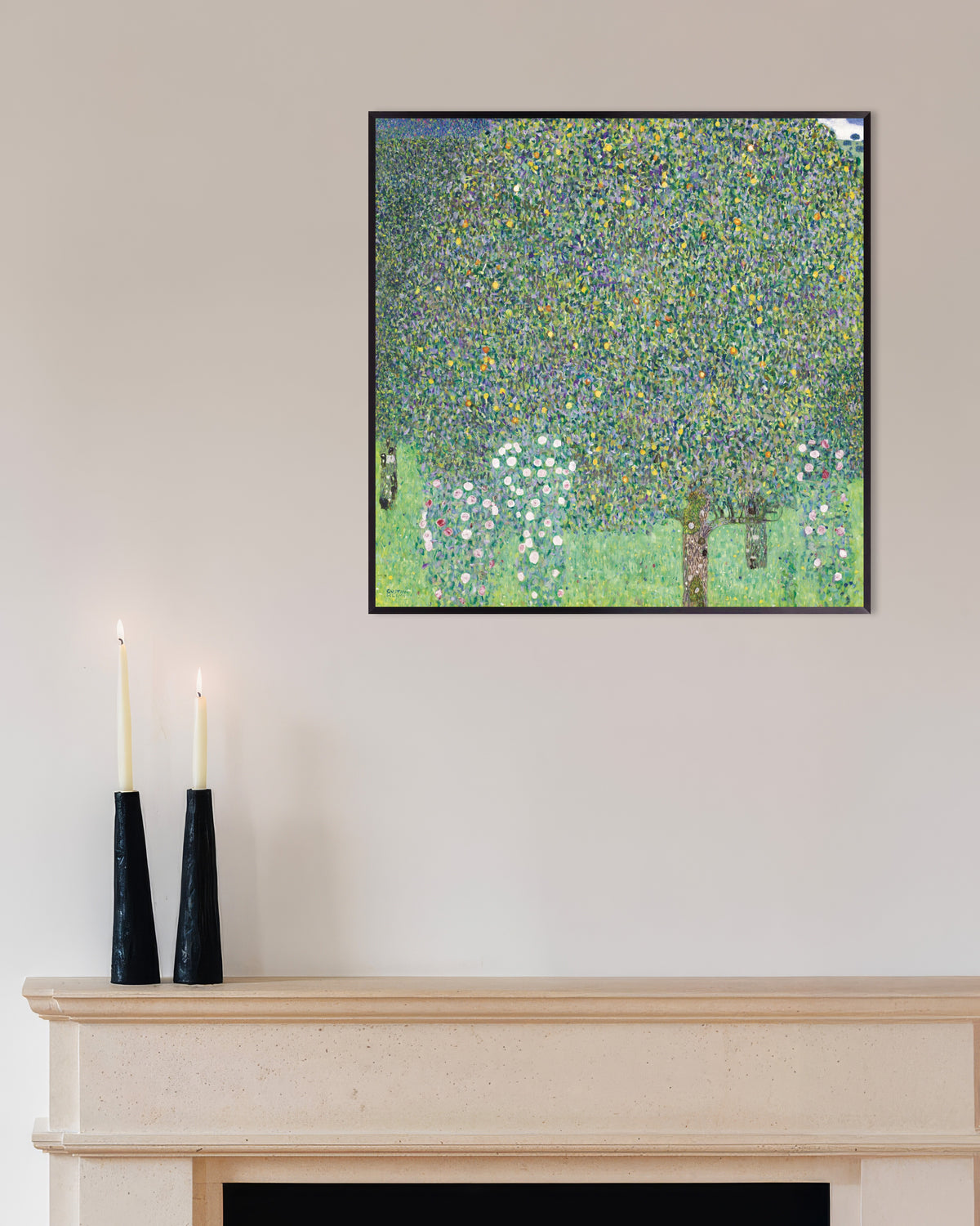 Gustav Klimtin Ruusupensaat puiden alla (1905) -juliste metallikehyksessä