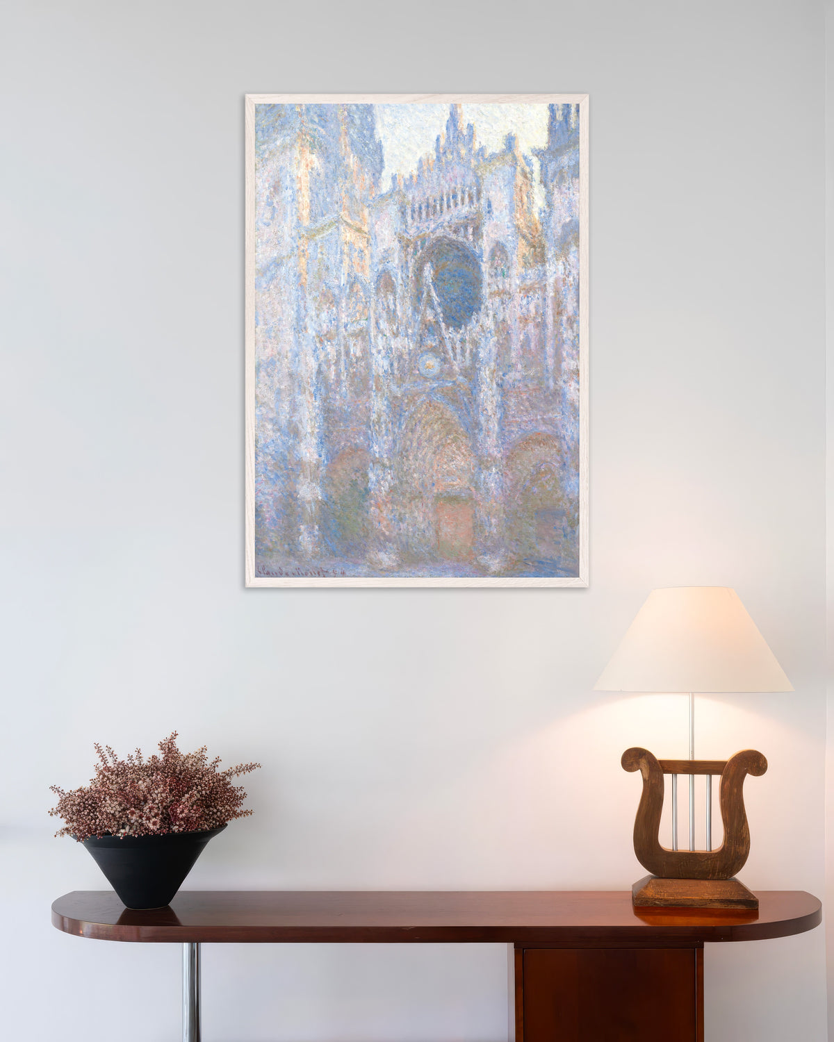 Claude Monet’n Rouenin katedraali, länsijulkisivu (1894) -juliste valkoisessa puukehyksessä