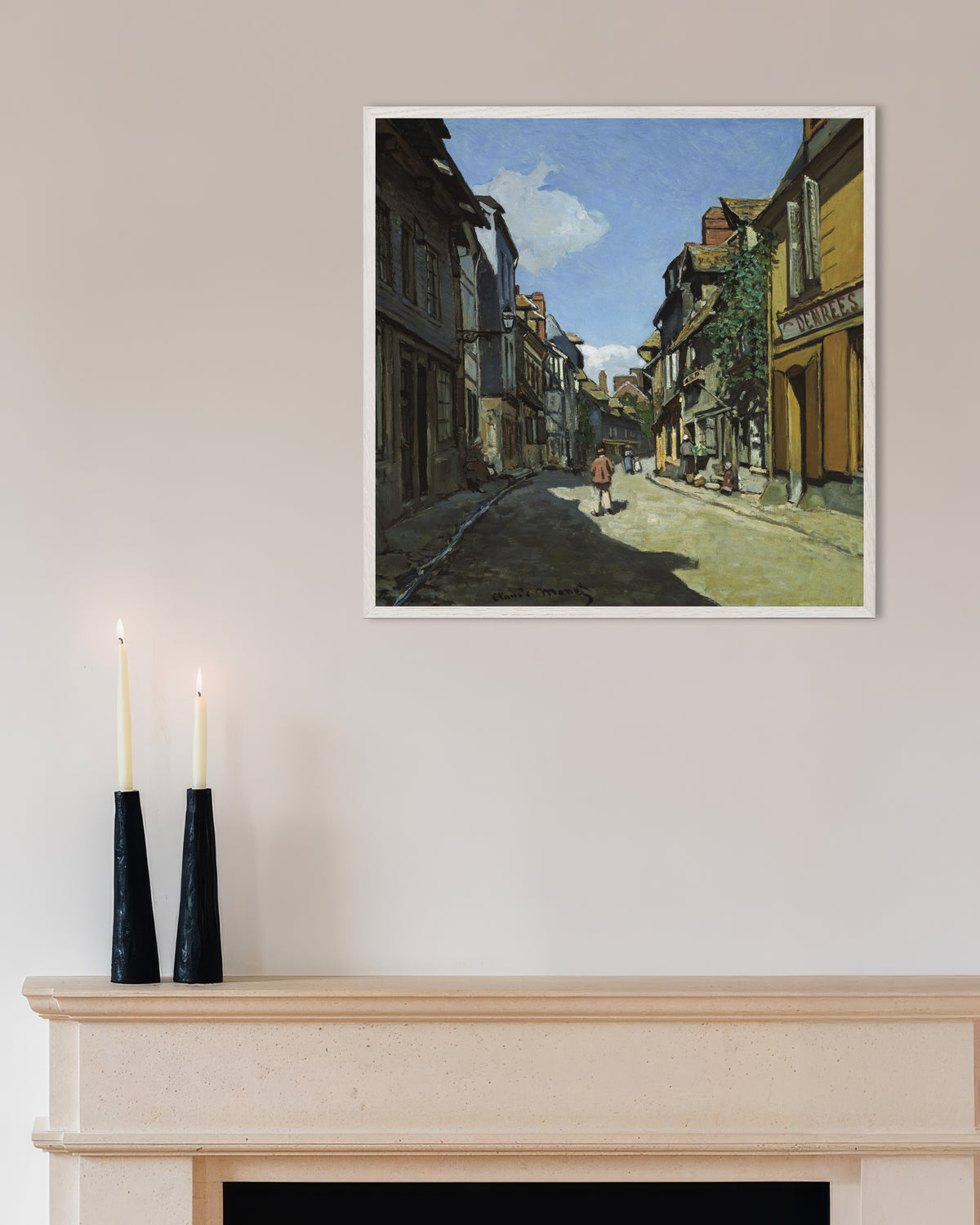 Claude Monet’n Rue de la Bavole, Honfleur (1864) -juliste valkoisessa puukehyksessä
