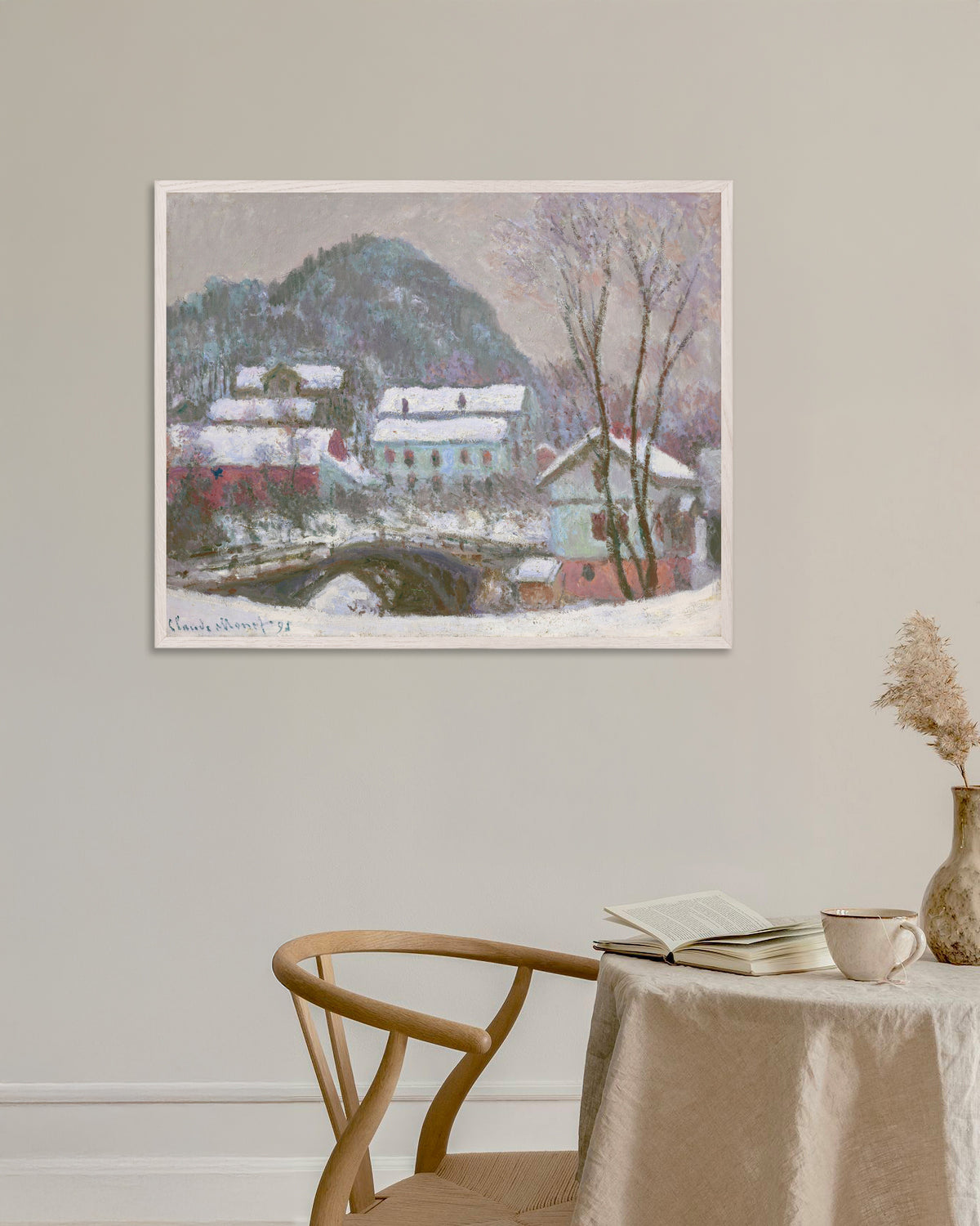 Claude Monet’n Sandvika, Norja, lumivaikutelma (1895) -juliste valkoisessa puukehyksessä