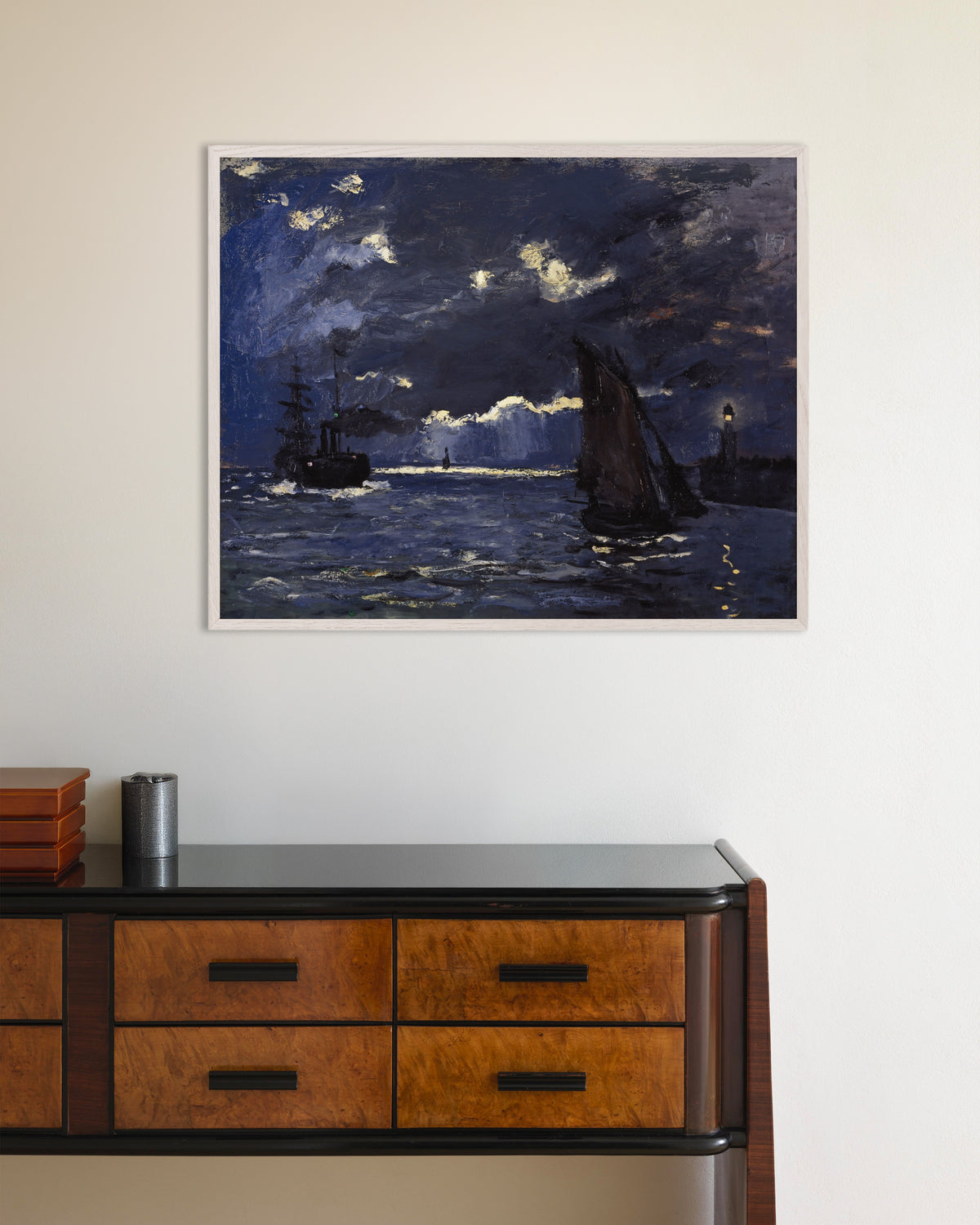 Claude Monet’n Merimaisema, laivoja kuunvalossa (1864) -juliste valkoisessa puukehyksessä
