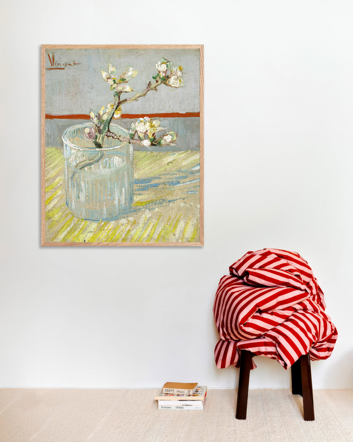 Juliste teoksesta Kukkivan mantelin oksa lasissa (1888), Vincent van Gogh, luonnonvärisillä puukehyksillä