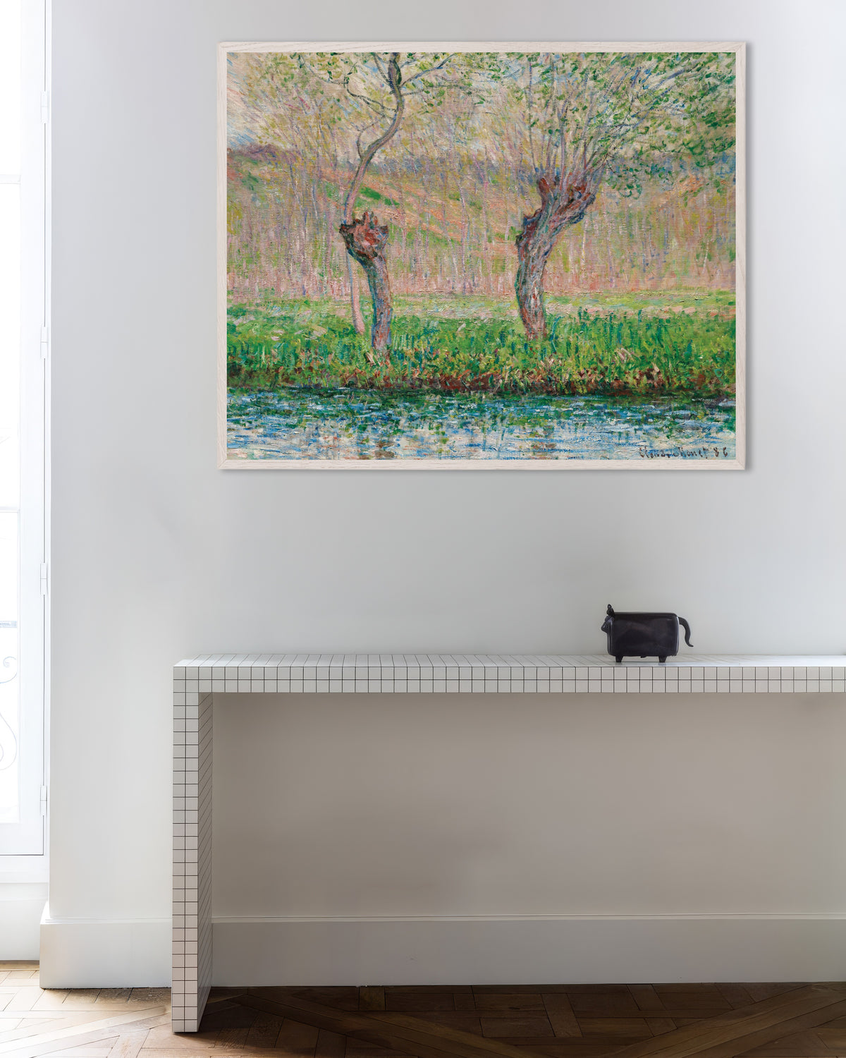 Claude Monet’n Kevät, pajut (1885) -juliste valkoisessa puukehyksessä