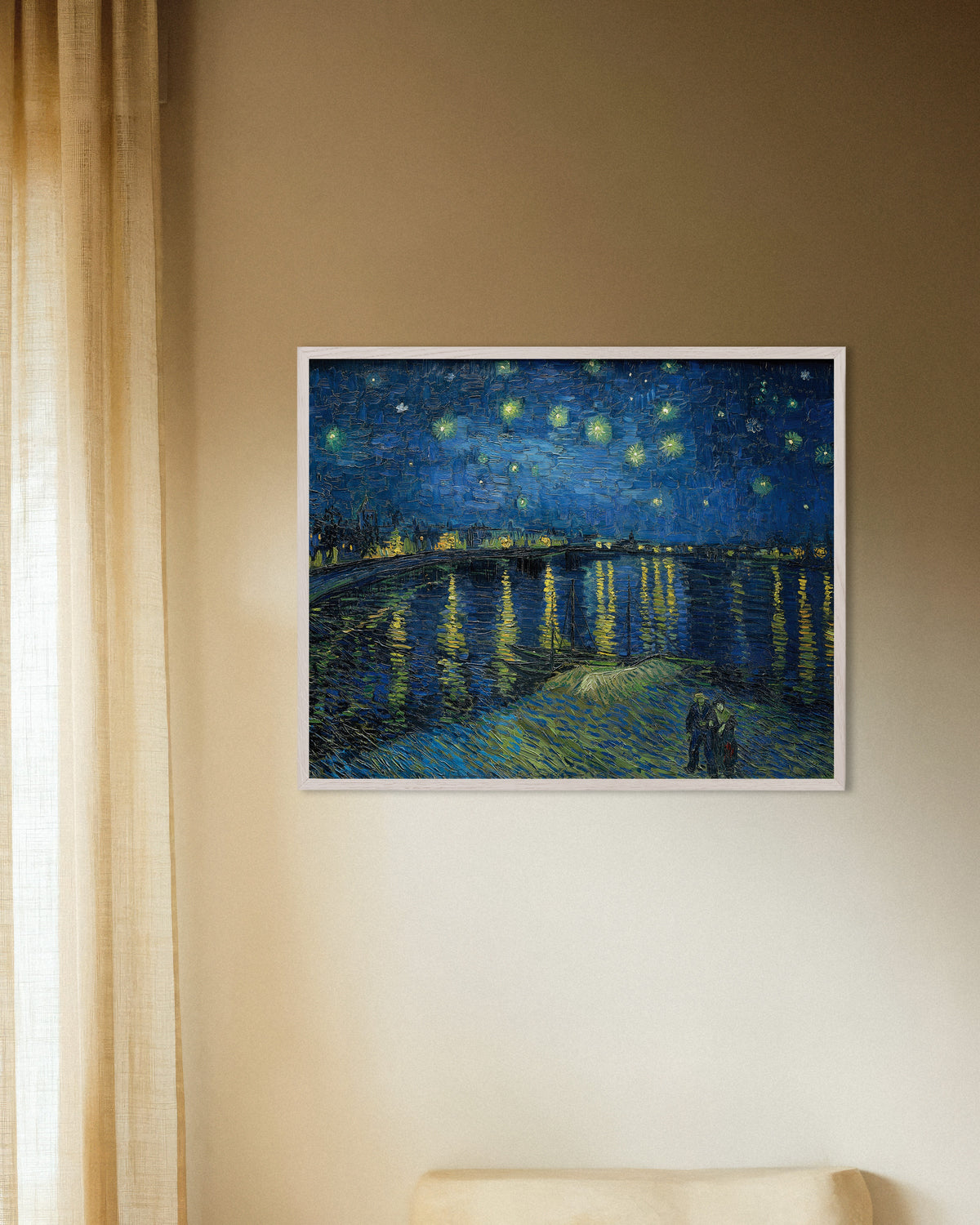 Juliste teoksesta Tähtikirkas yö Rhône-joen yllä (1888), Vincent van Gogh, valkoisilla puukehyksillä