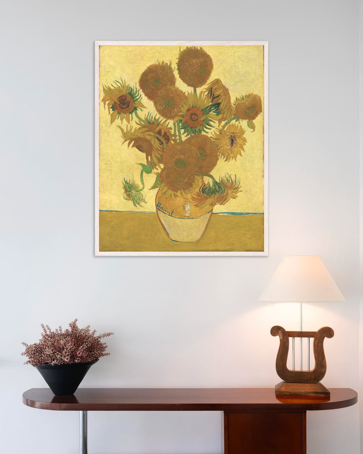 Vincent van Goghin Auringonkukat (1888) -juliste valkoisella puukehyksellä
