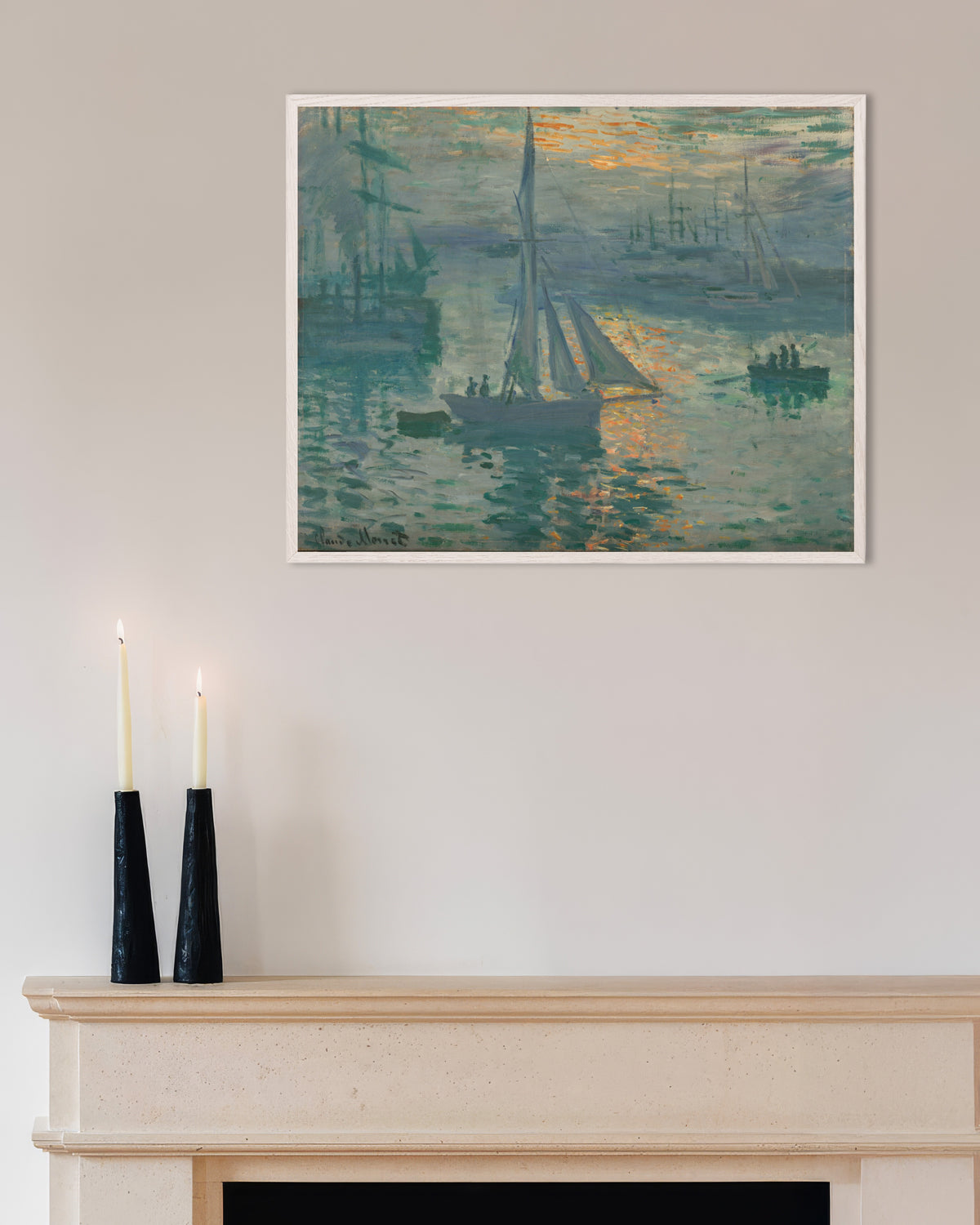 Claude Monet’n Auringonnousu, merimaisema (1873) -juliste valkoisessa puukehyksessä