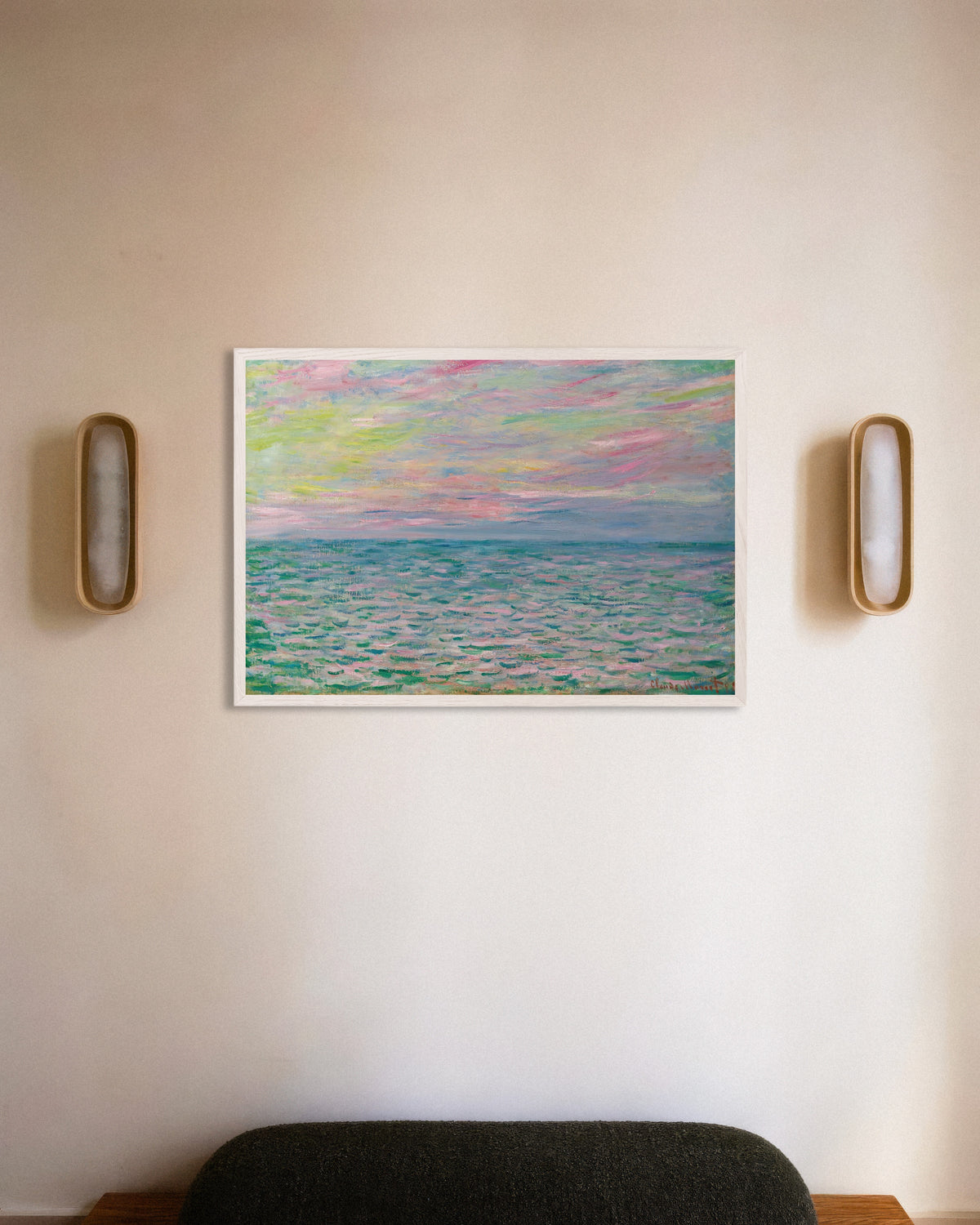 Claude Monet’n Auringonlasku Pourvillessa, aava meri (1882) -juliste valkoisessa puukehyksessä