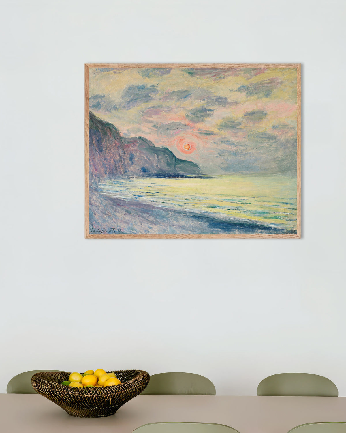 Claude Monet’n Auringonlasku usvaisella säällä, Pourville (1882) -juliste luonnonvärisessä puukehyksessä