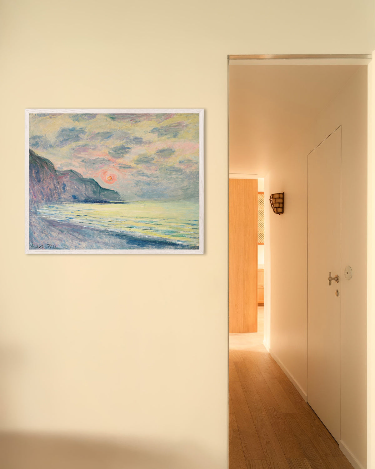 Claude Monet’n Auringonlasku usvaisella säällä, Pourville (1882) -juliste valkoisessa puukehyksessä