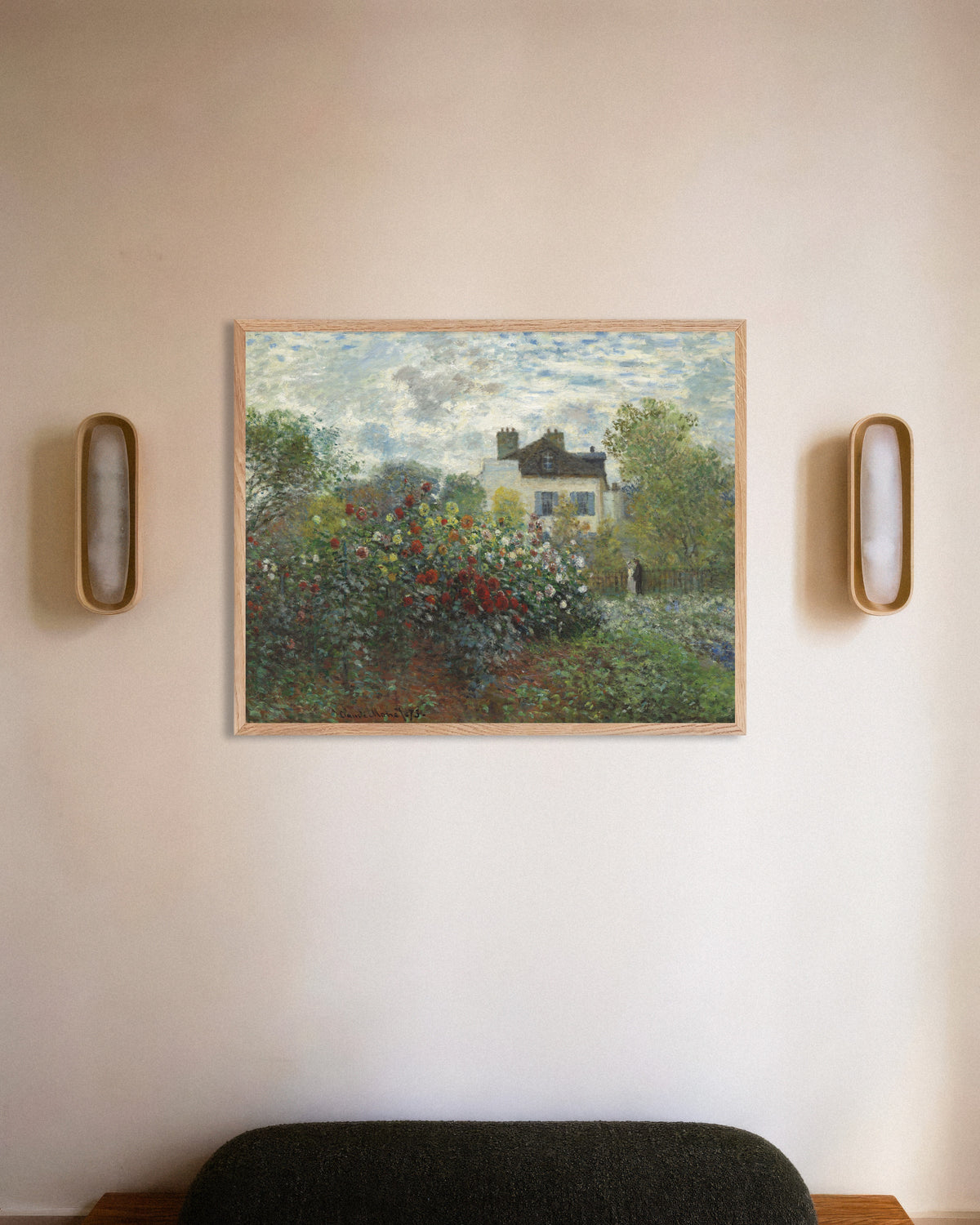 Claude Monet’n Taiteilijan puutarha Argenteuilissa, daalianurkkaus (1873) -juliste luonnonvärisessä puukehyksessä