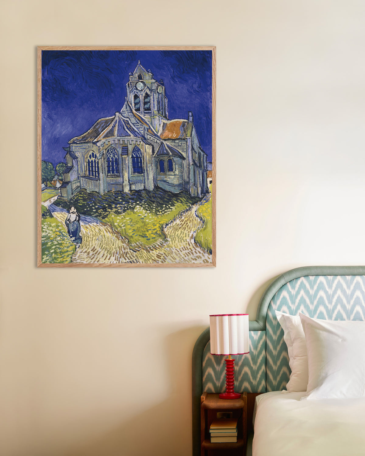 Juliste teoksesta Vincent van Goghin maalaus Auvers-sur-Oisen kirkko (1890), luonnonvärisellä puukehyksellä