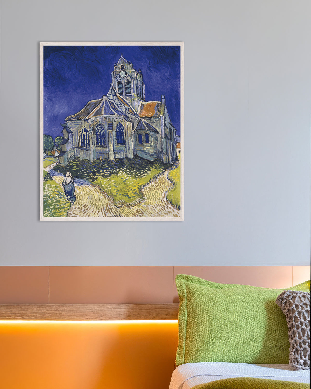 Juliste teoksesta Vincent van Goghin maalaus Auvers-sur-Oisen kirkko (1890), valkoisella puukehyksellä
