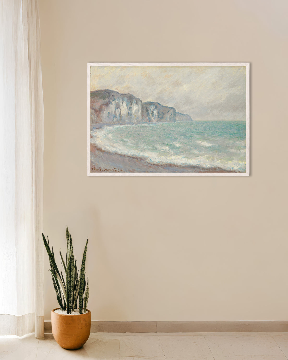 Claude Monet’n Pourvillen jyrkänne (1896) -juliste valkoisessa puukehyksessä
