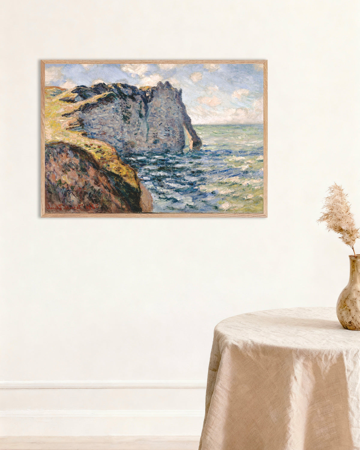 Claude Monet’n Falaise d'Aval, Étretat (1885) -juliste luonnonvärisessä puukehyksessä