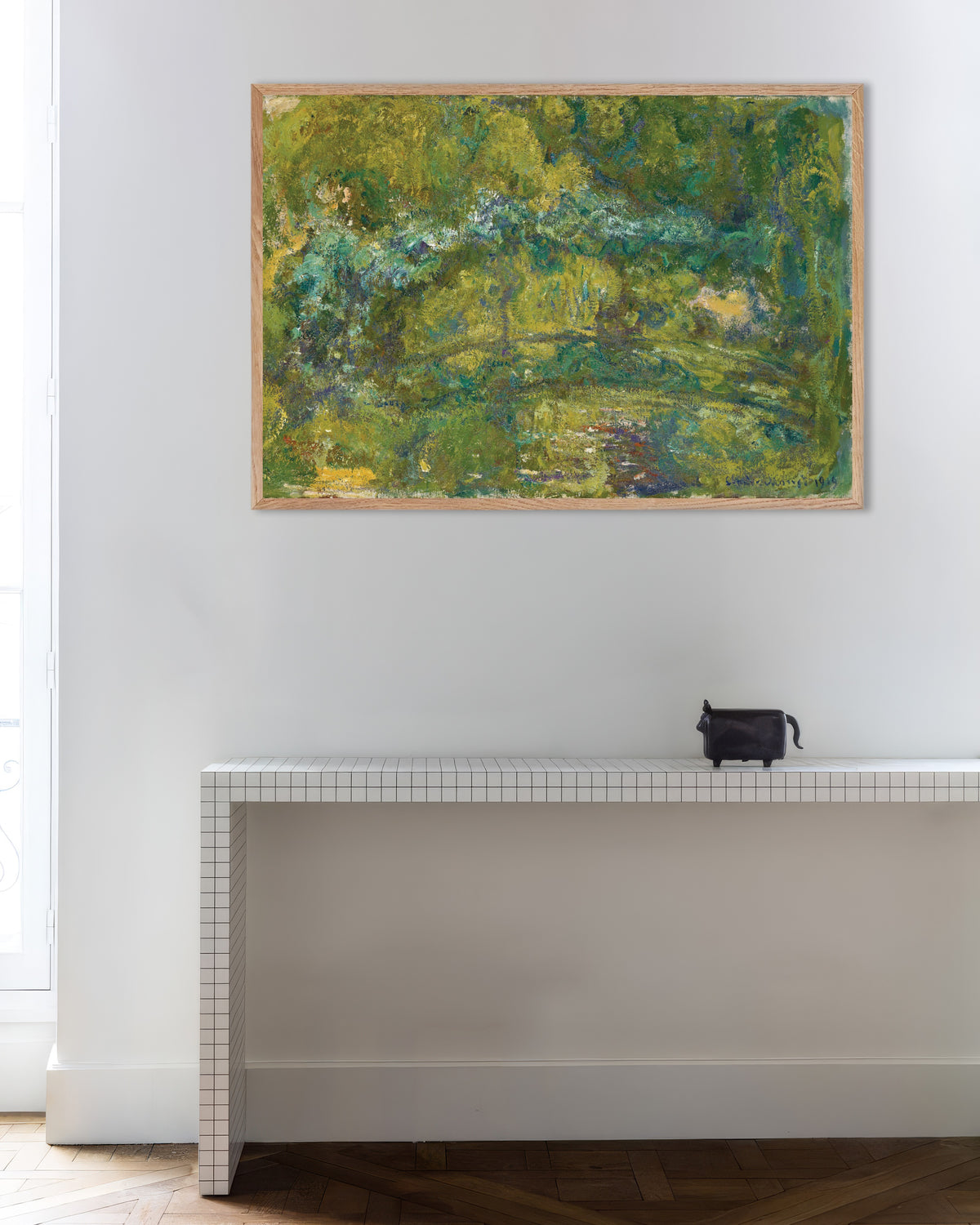 Claude Monet’n Kävelysilta lumpelammen yllä (1919) -juliste luonnonvärisessä puukehyksessä