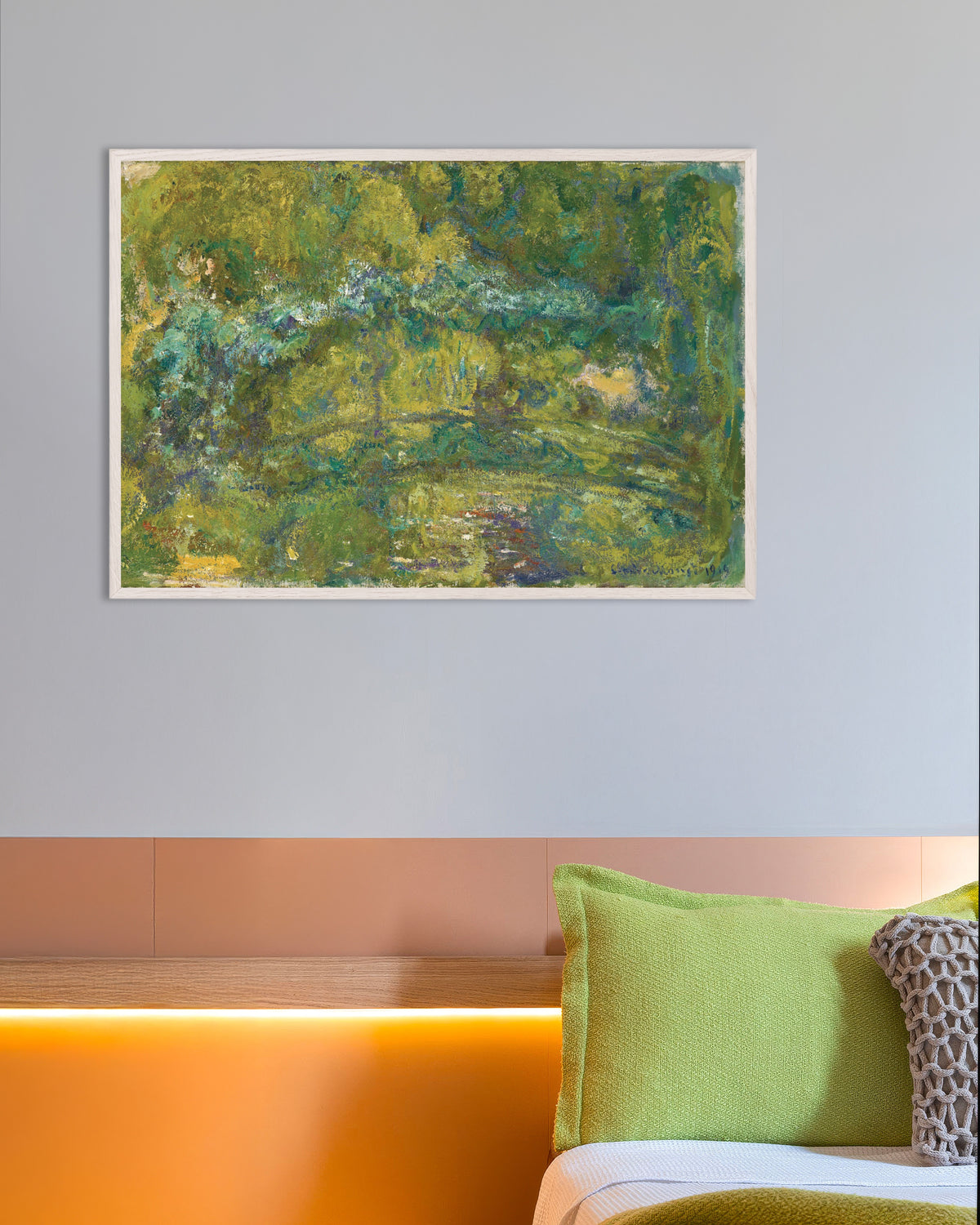 Claude Monet’n Kävelysilta lumpelammen yllä (1919) -juliste valkoisessa puukehyksessä