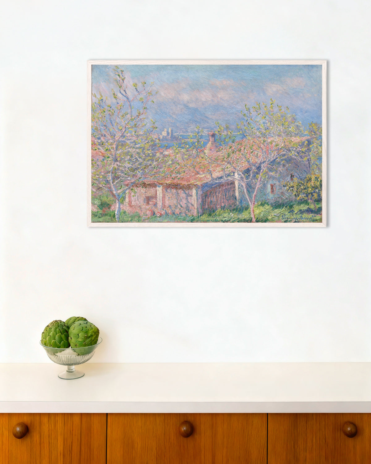 Claude Monet’n Puutarhurin talo Antibesissa (1888) -juliste valkoisessa puukehyksessä