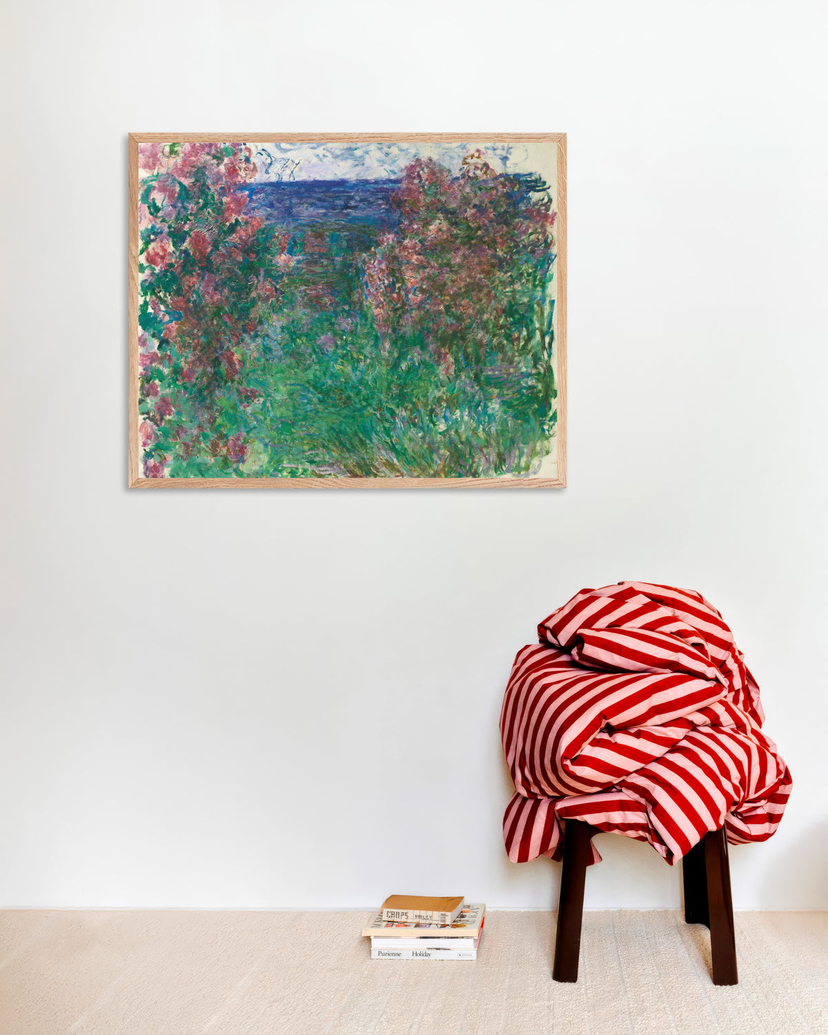Claude Monet’n Talo ruusujen keskellä (n. 1925) -juliste luonnonvärisessä puukehyksessä