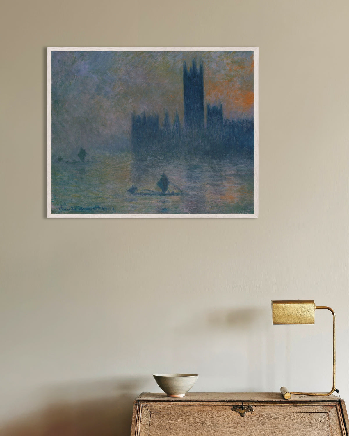 Claude Monet’n Parlamenttitalo, sumuvaikutelma (1903–1904) -juliste valkoisessa puukehyksessä