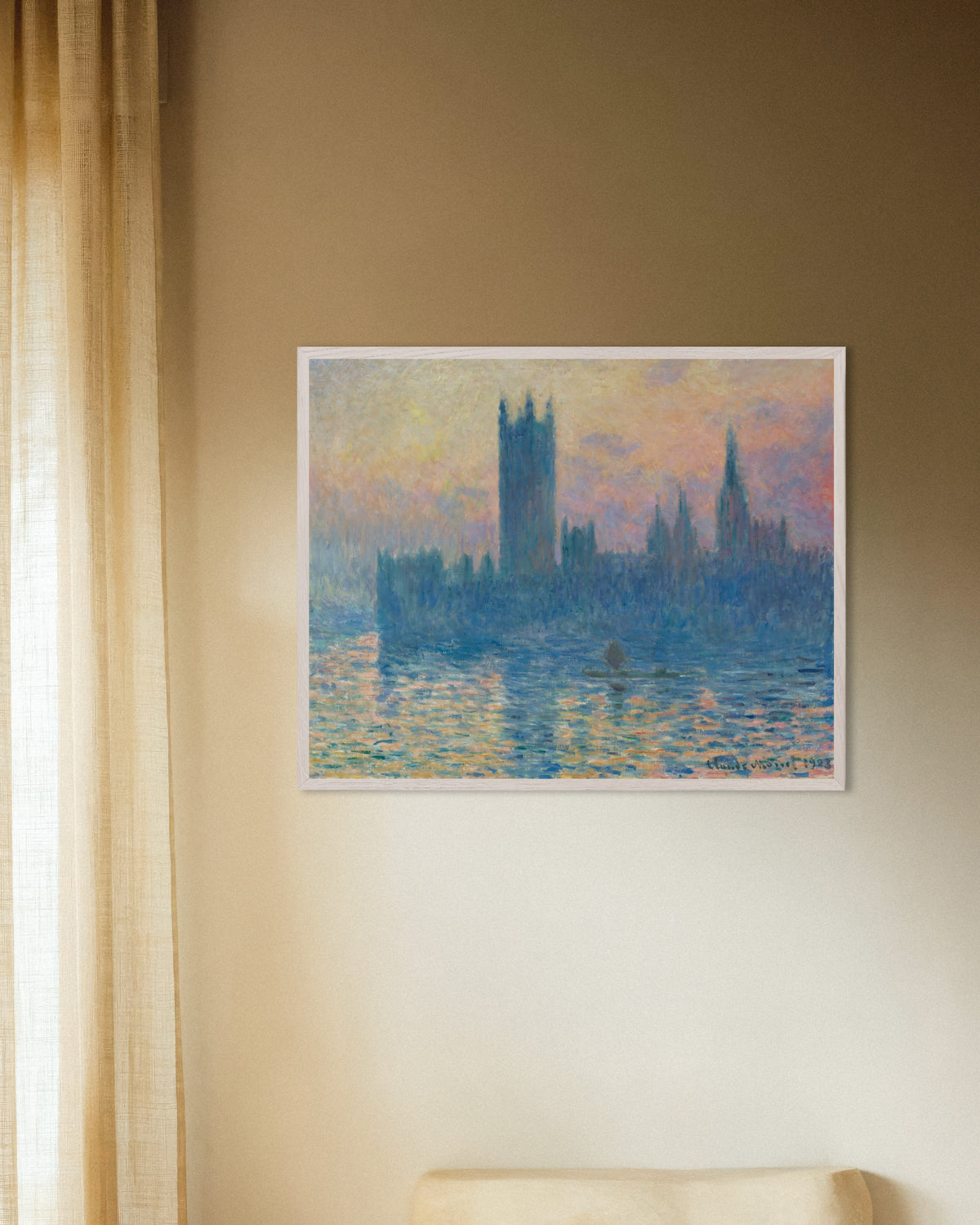 Claude Monet’n Parlamenttitalo auringonlaskussa (1903) -juliste valkoisessa puukehyksessä