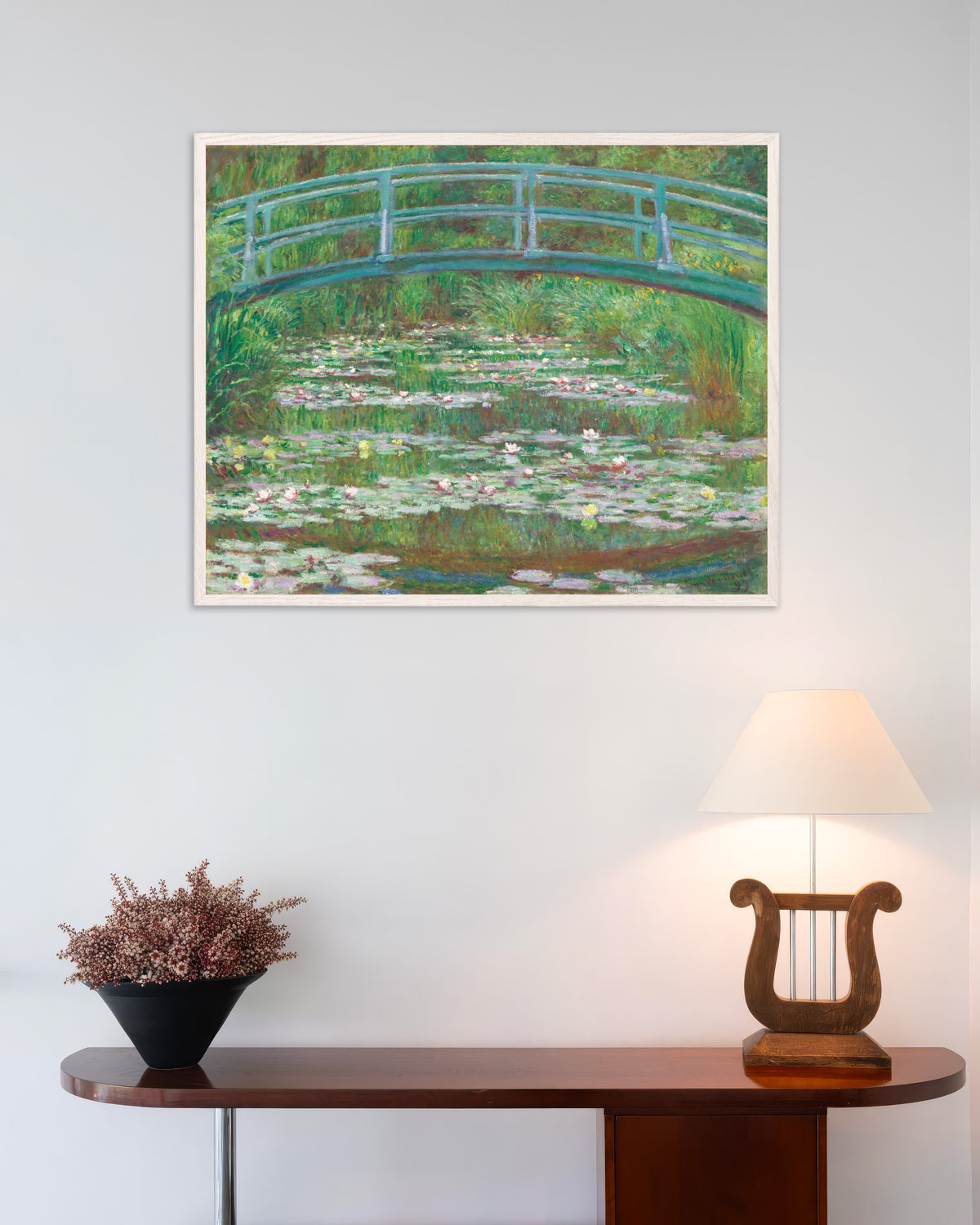 Claude Monet’n Japanilainen silta (1899) -juliste valkoisessa puukehyksessä
