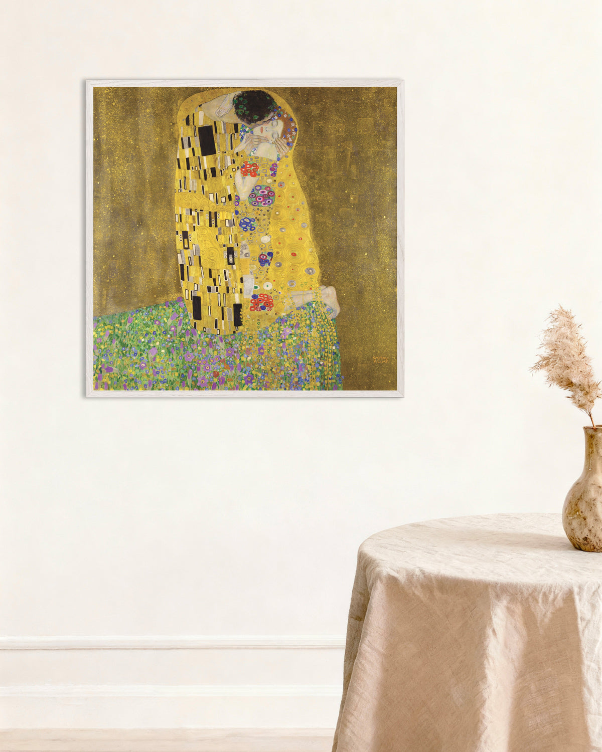 Gustav Klimtin Suudelma (1907–1908) -juliste valkoisessa puukehyksessä