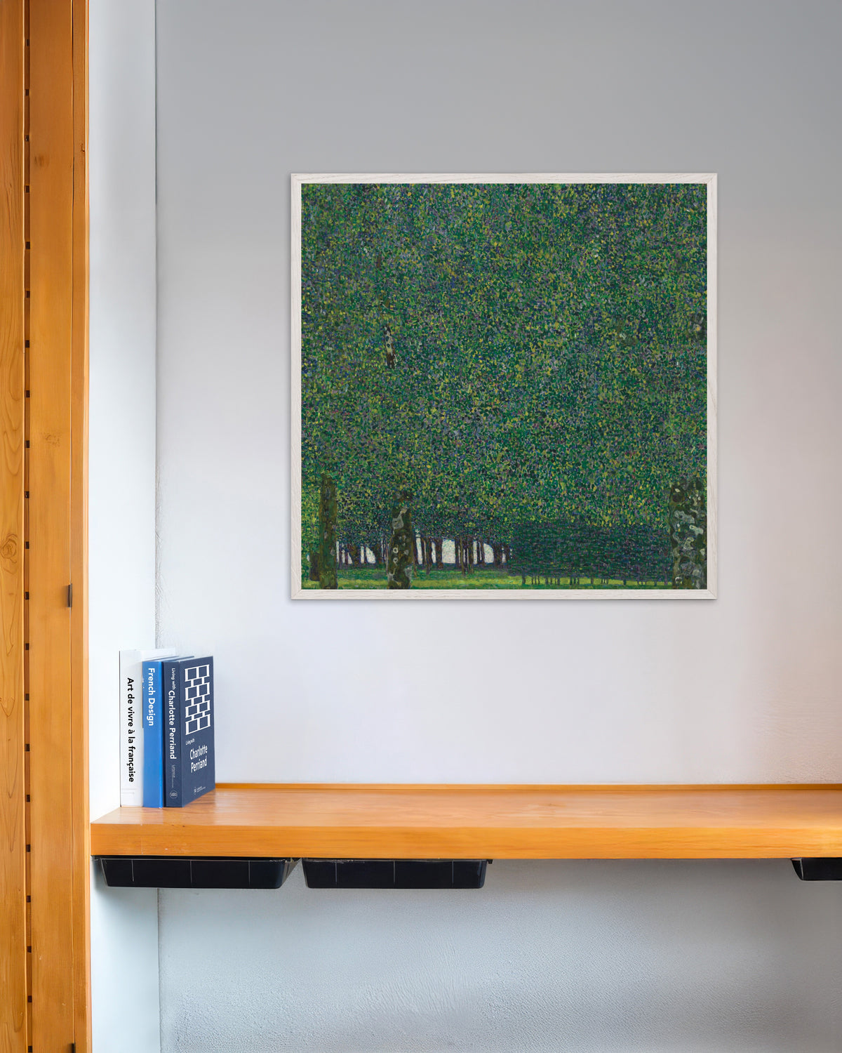 Gustav Klimtin Puisto (n. 1910–1911) -juliste valkoisessa puukehyksessä