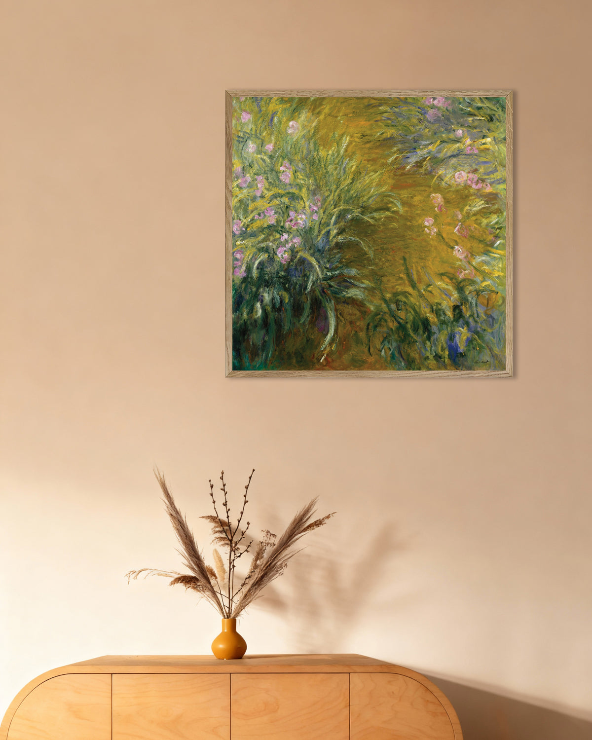 Claude Monet’n Polku kurjenmiekkojen läpi (1914–1917) -juliste luonnonvärisessä puukehyksessä