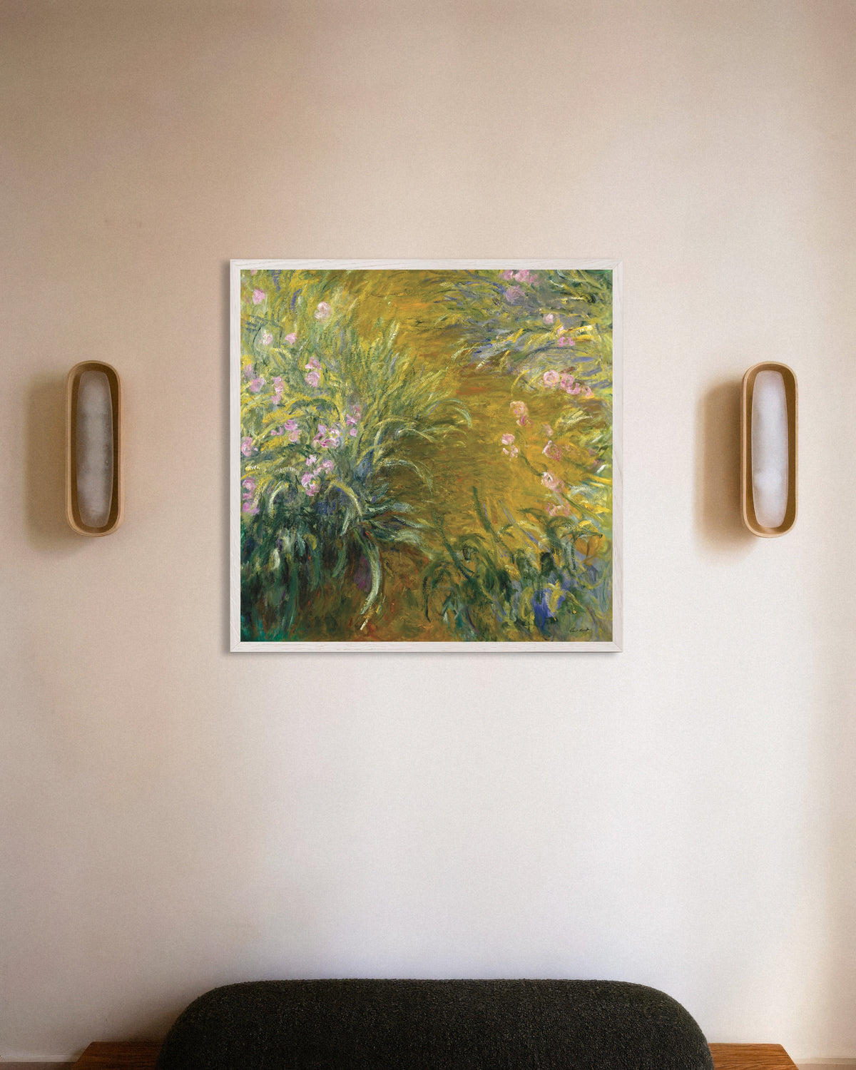 Claude Monet’n Polku kurjenmiekkojen läpi (1914–1917) -juliste valkoisessa puukehyksessä