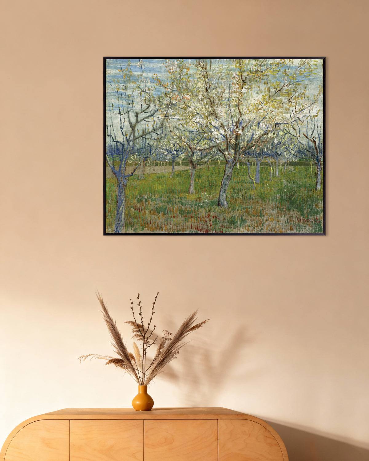Vincent van Goghin Vaaleanpunainen hedelmätarha (1888), juliste metallikehyksissä