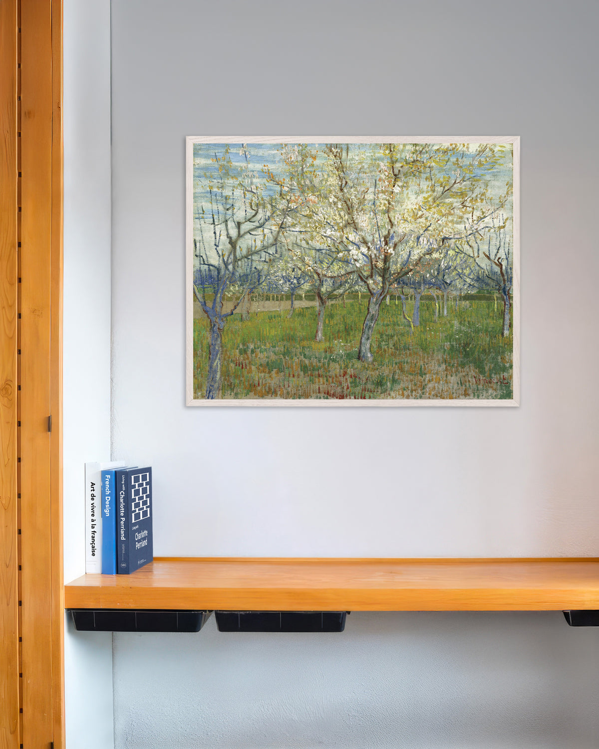 Vincent van Goghin Vaaleanpunainen hedelmätarha (1888), juliste valkoisissa puukehyksissä