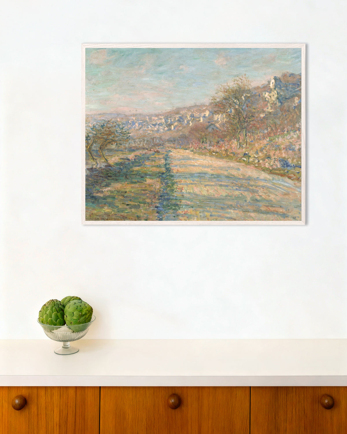 Claude Monet’n Tie La Roche-Guyoniin (1880) -juliste valkoisessa puukehyksessä
