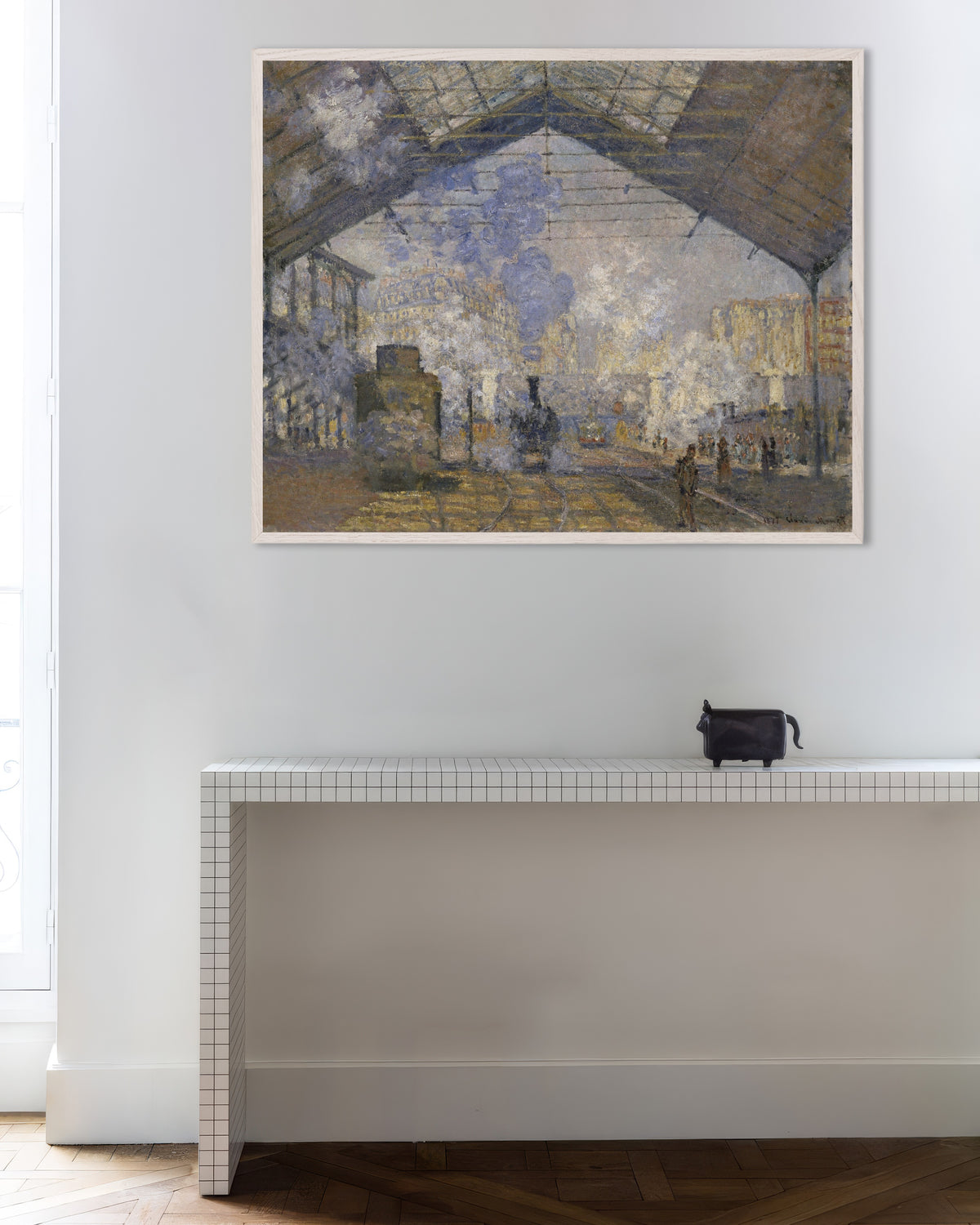 Claude Monet’n Saint-Lazaren rautatieasema (1877) -juliste valkoisessa puukehyksessä