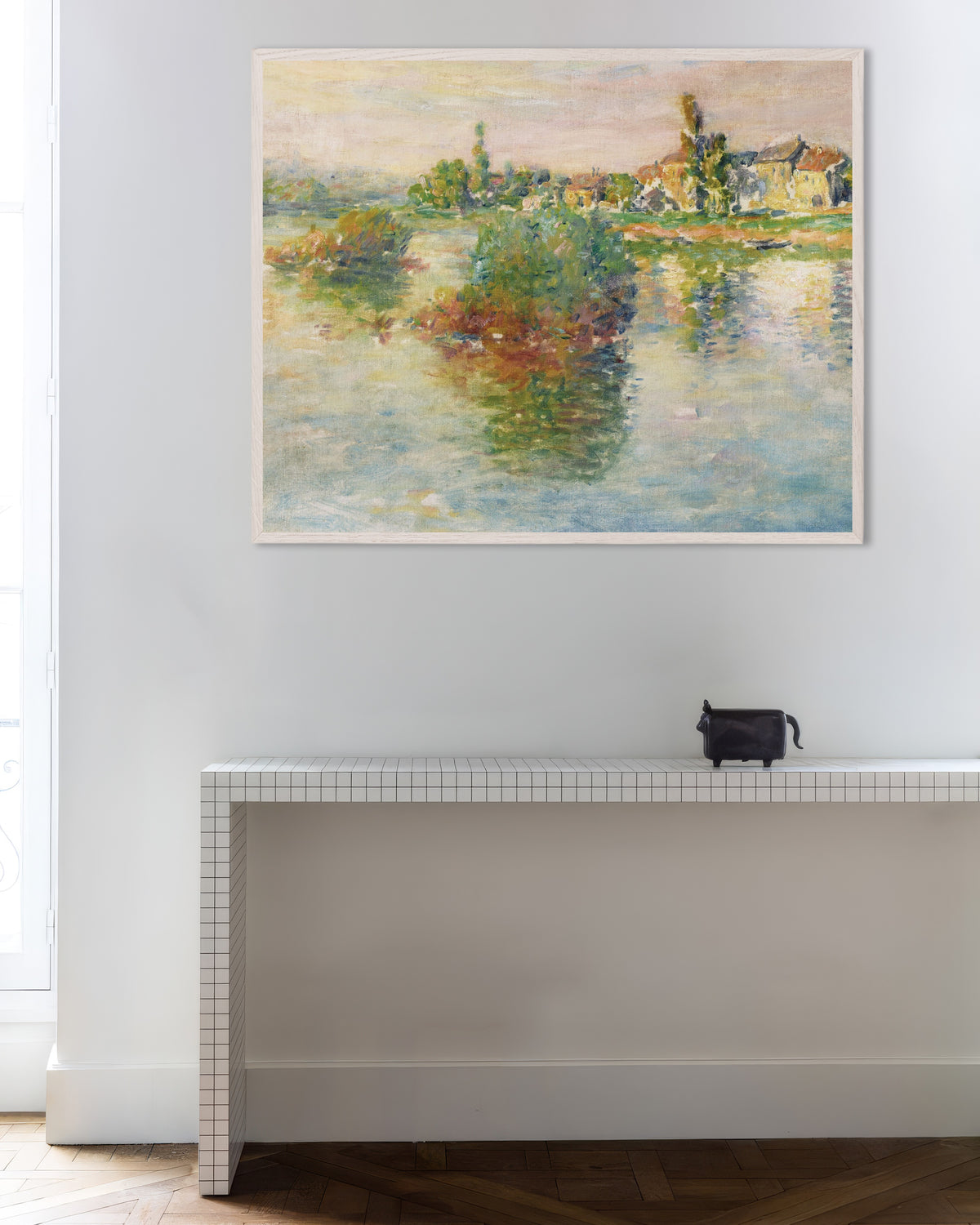 Claude Monet’n Seine Lavacourtissa (1879) -juliste valkoisessa puukehyksessä