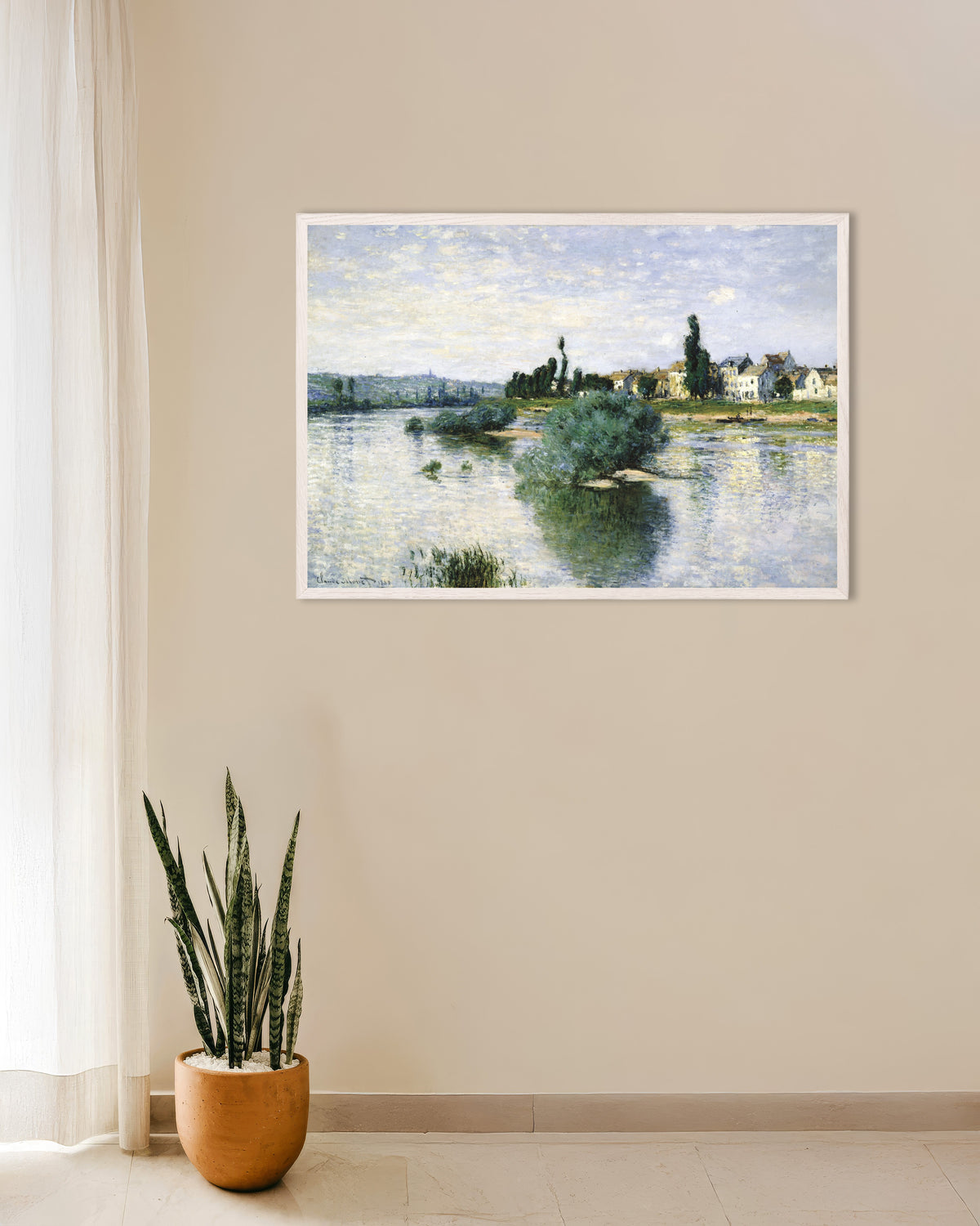 Claude Monet’n Seine Lavacourtissa (1880) -juliste valkoisessa puukehyksessä
