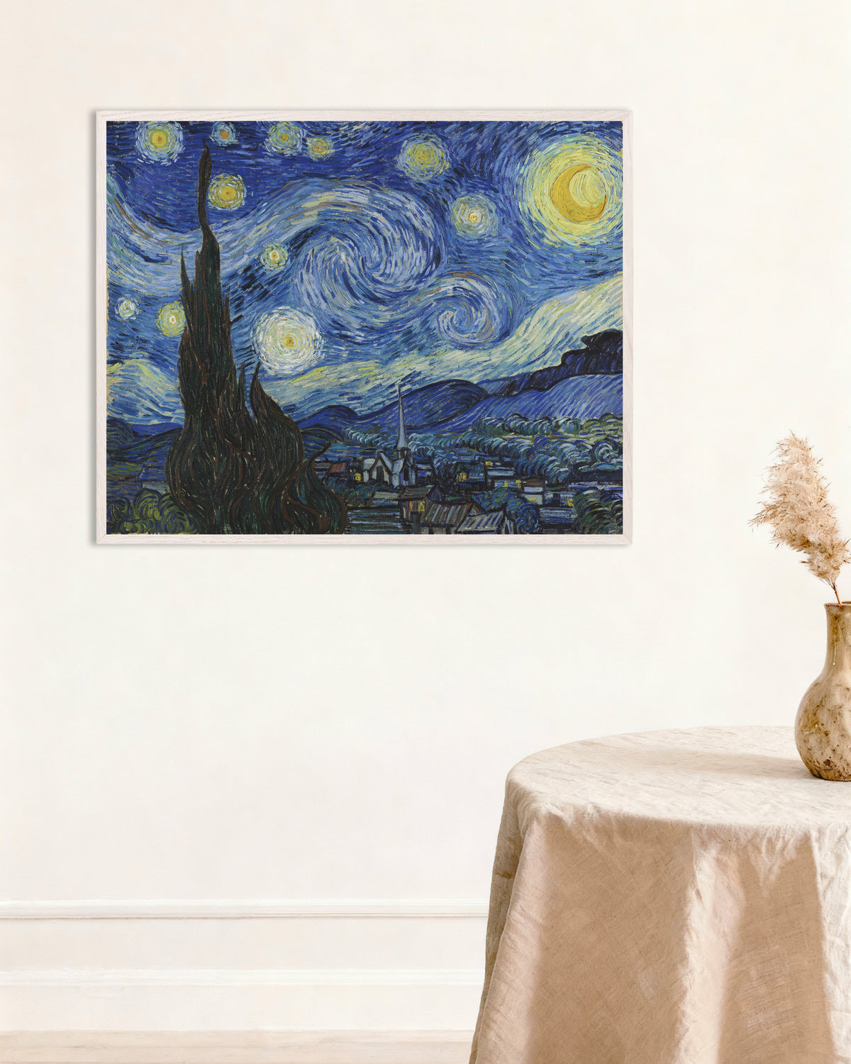 Vincent van Goghin Tähtikirkas yö (1889) -juliste valkoisella puukehyksellä