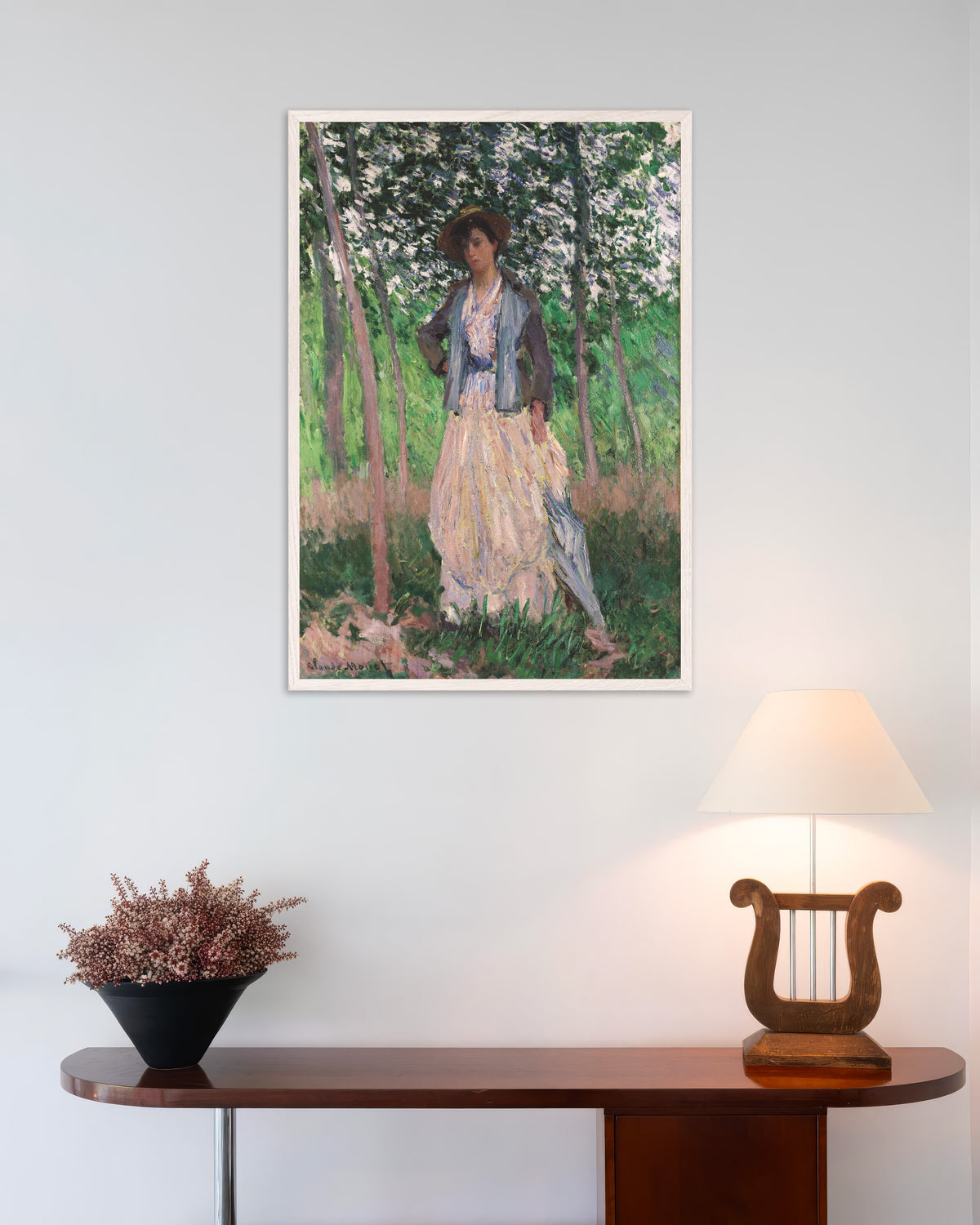 Claude Monet’n Kävelijä, Suzanne Hoschedé (1887) -juliste valkoisessa puukehyksessä
