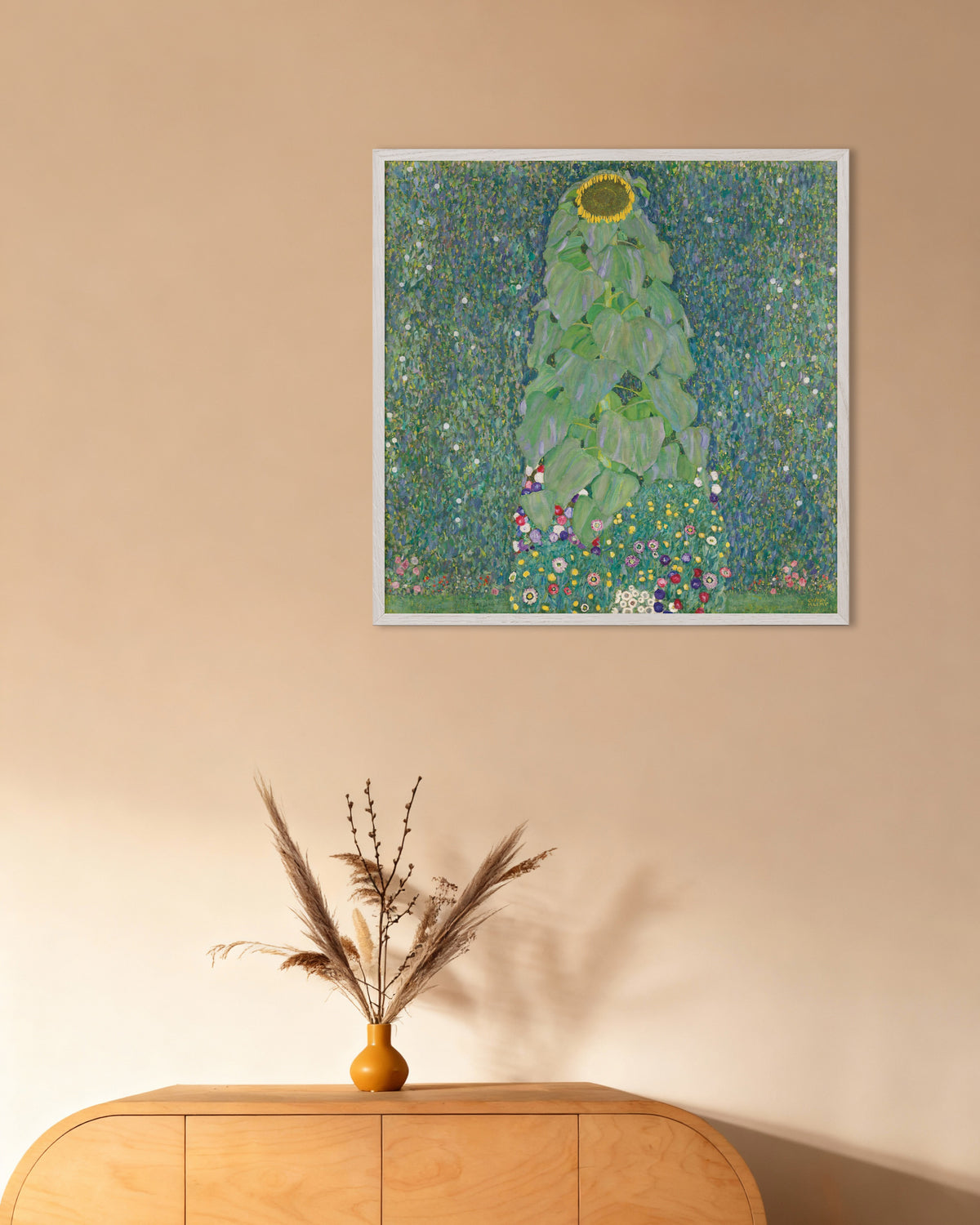 Gustav Klimtin Auringonkukka (1907–1908) -juliste valkoisessa puukehyksessä