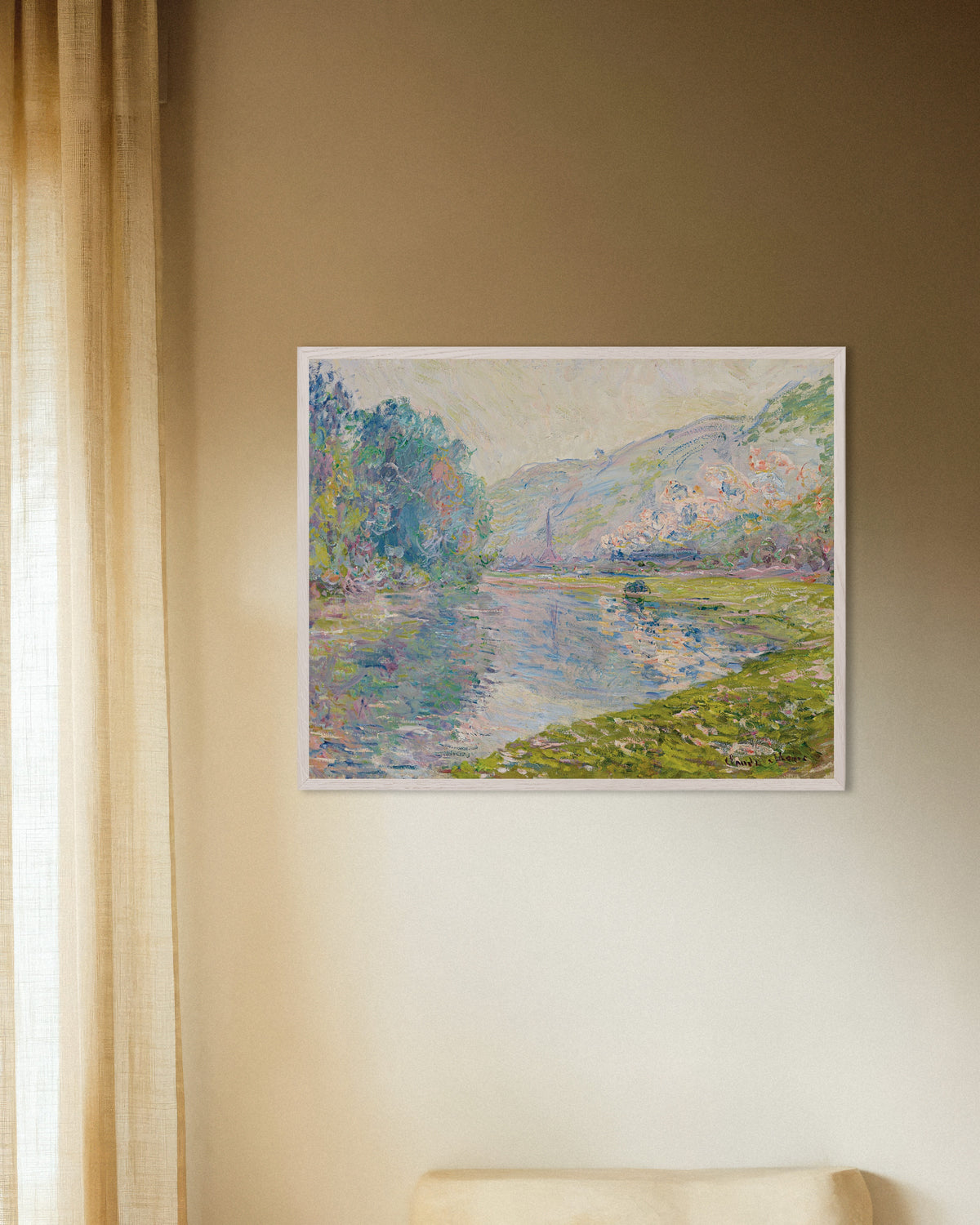 Claude Monet’n Juna Jeufossessa (1884) -juliste valkoisessa puukehyksessä