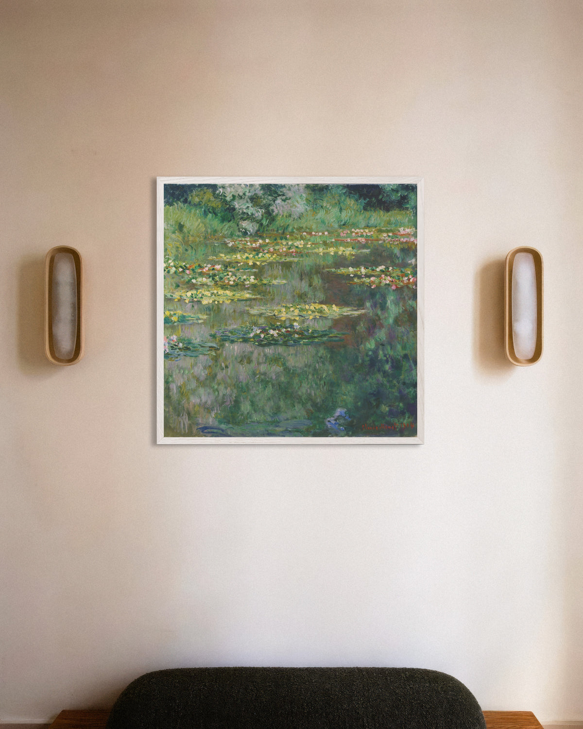 Claude Monet’n Lumpelampi (1904) -juliste valkoisessa puukehyksessä