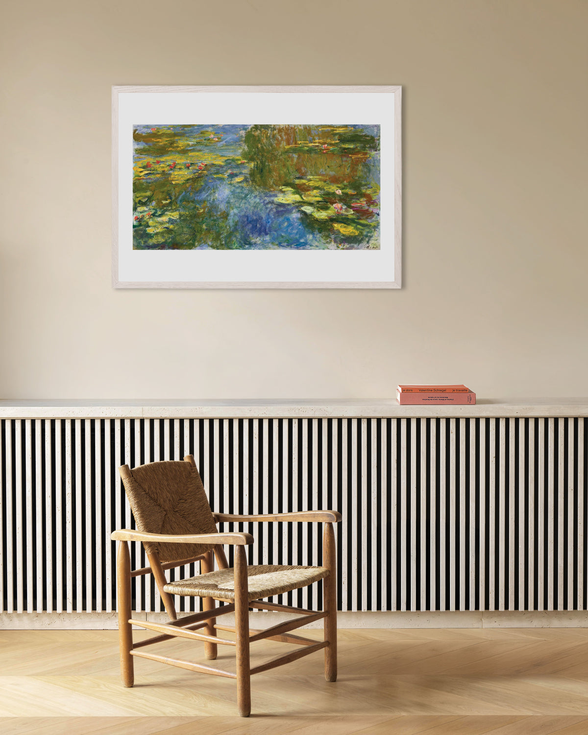 Claude Monet’n Lumpelampi (n. 1917–1919) -juliste valkoisessa puukehyksessä