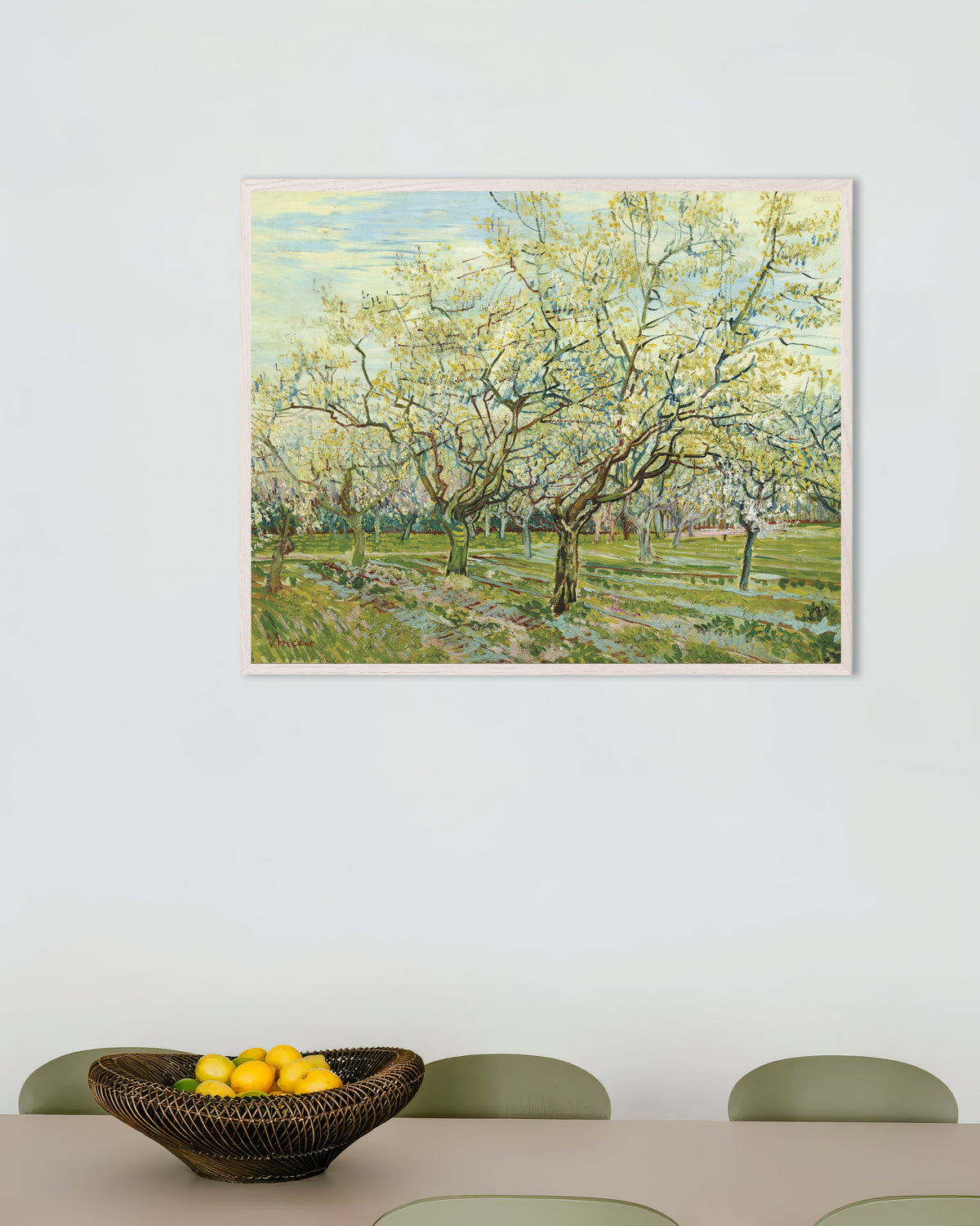 Juliste, jossa on Vincent van Goghin Valkoinen hedelmätarha (1888), valkoisella puukehyksellä