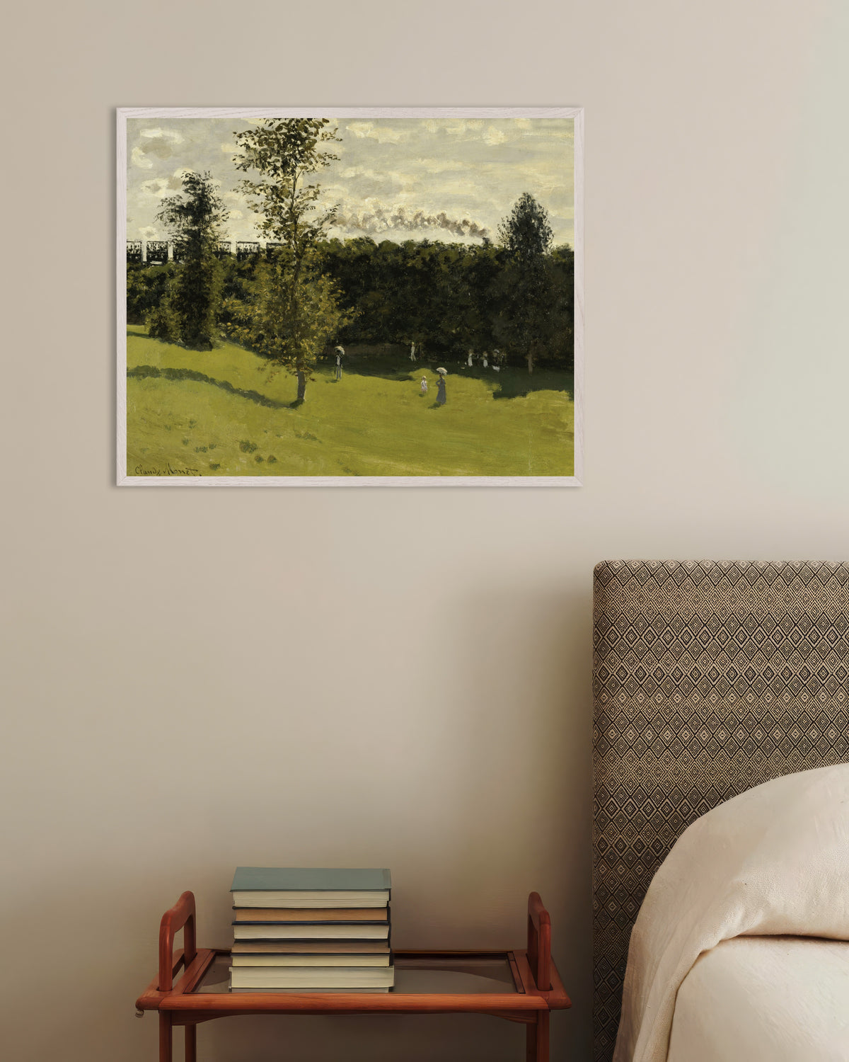 Claude Monet’n Juna maaseudulla (n. 1870) -juliste valkoisessa puukehyksessä