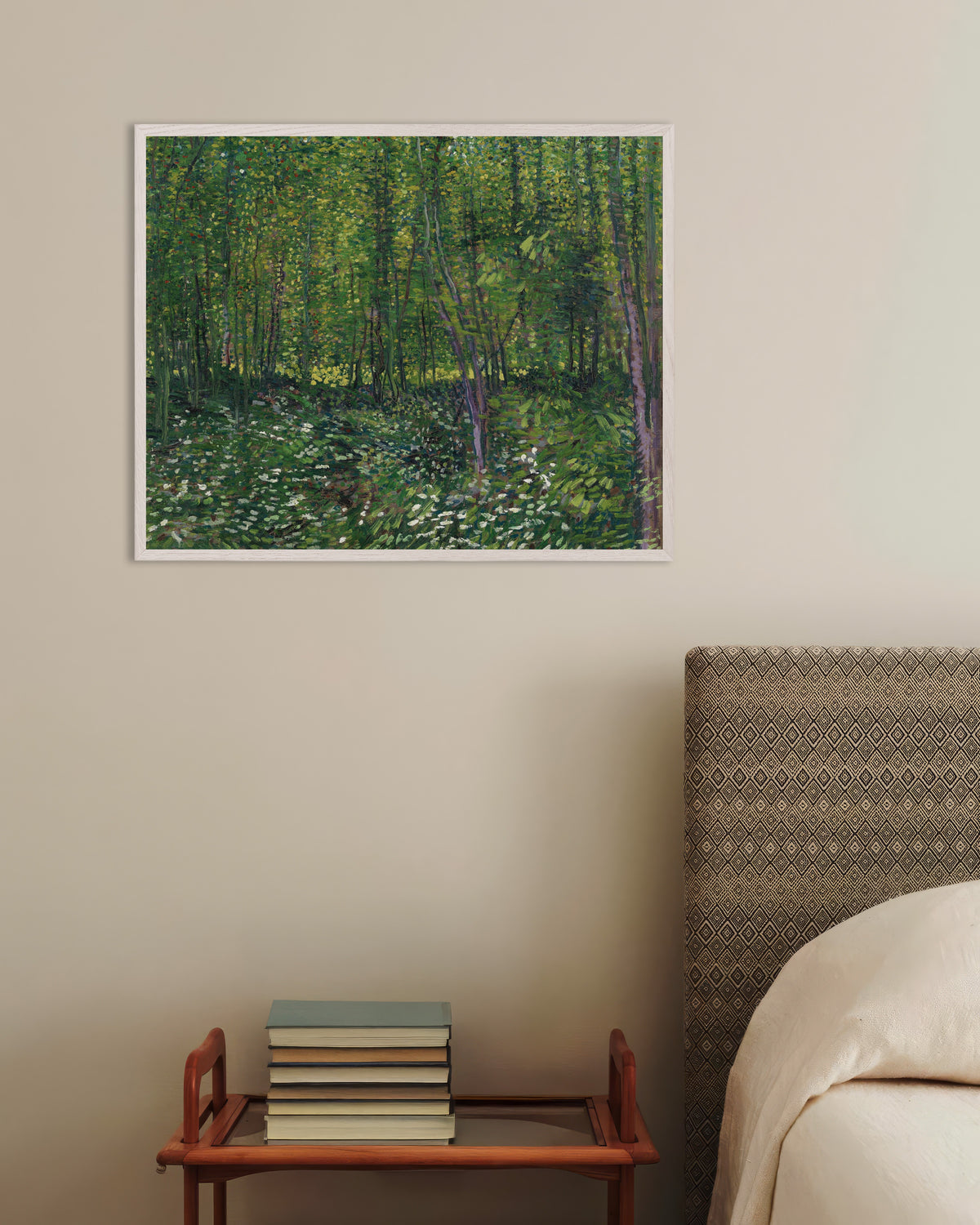Juliste teoksesta Puut ja aluskasvillisuus (1887), Vincent van Gogh, valkoisella puukehyksellä