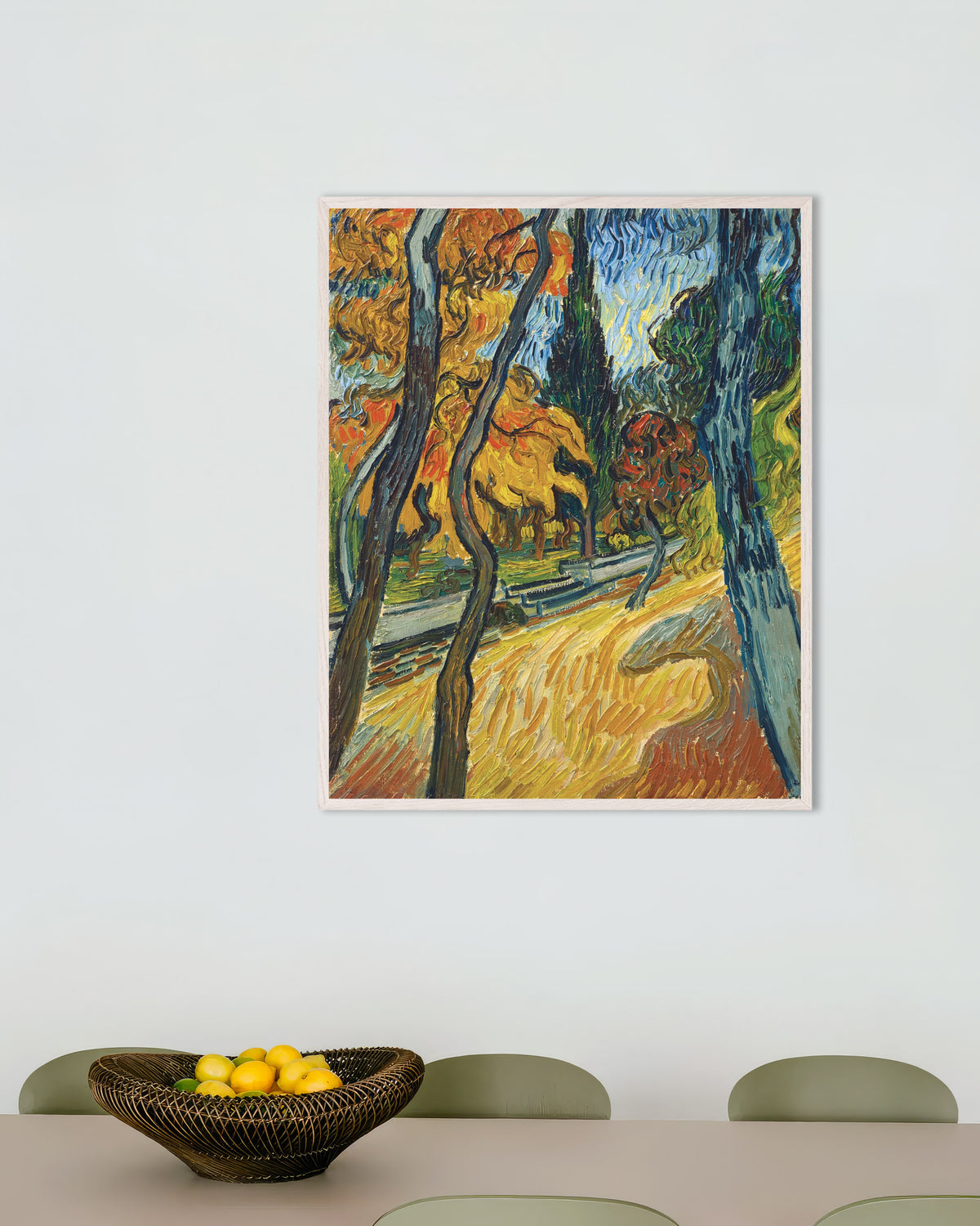 Juliste teoksesta Puut Asylum Gardenissa (1889), Vincent van Goghin teos, valkoisella puukehyksellä