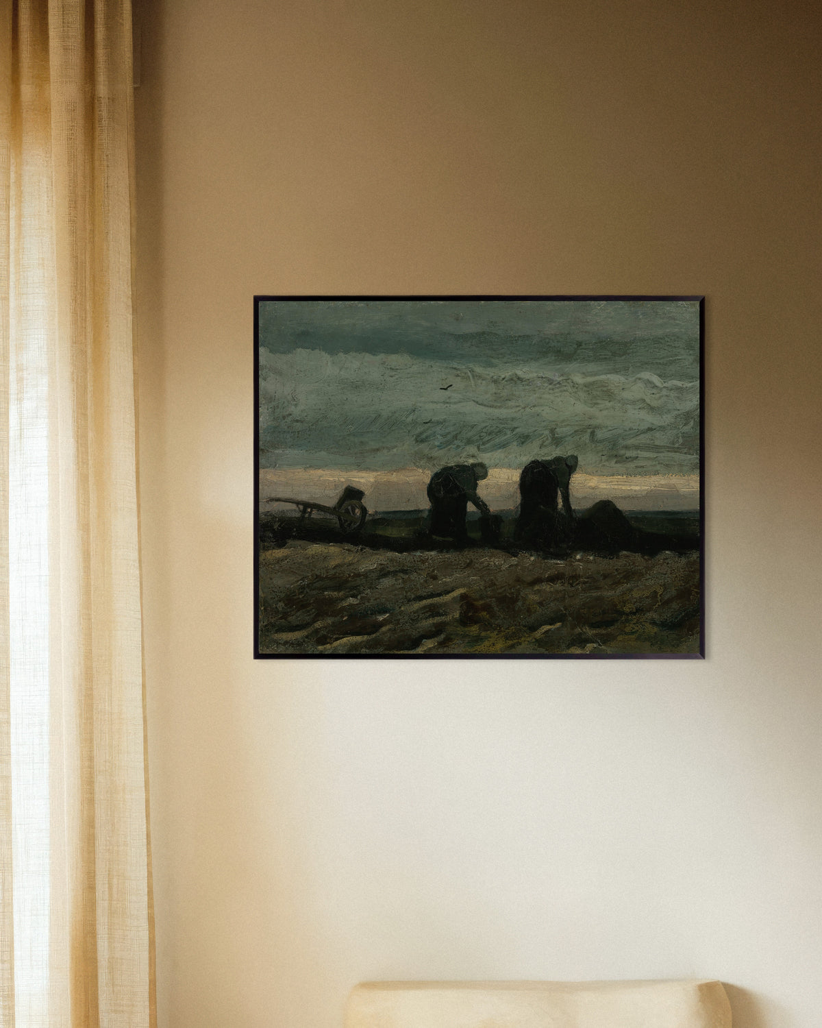 Juliste, jossa on Vincent van Goghin teos Kaksi naista nummella (1883), metallikehyksellä