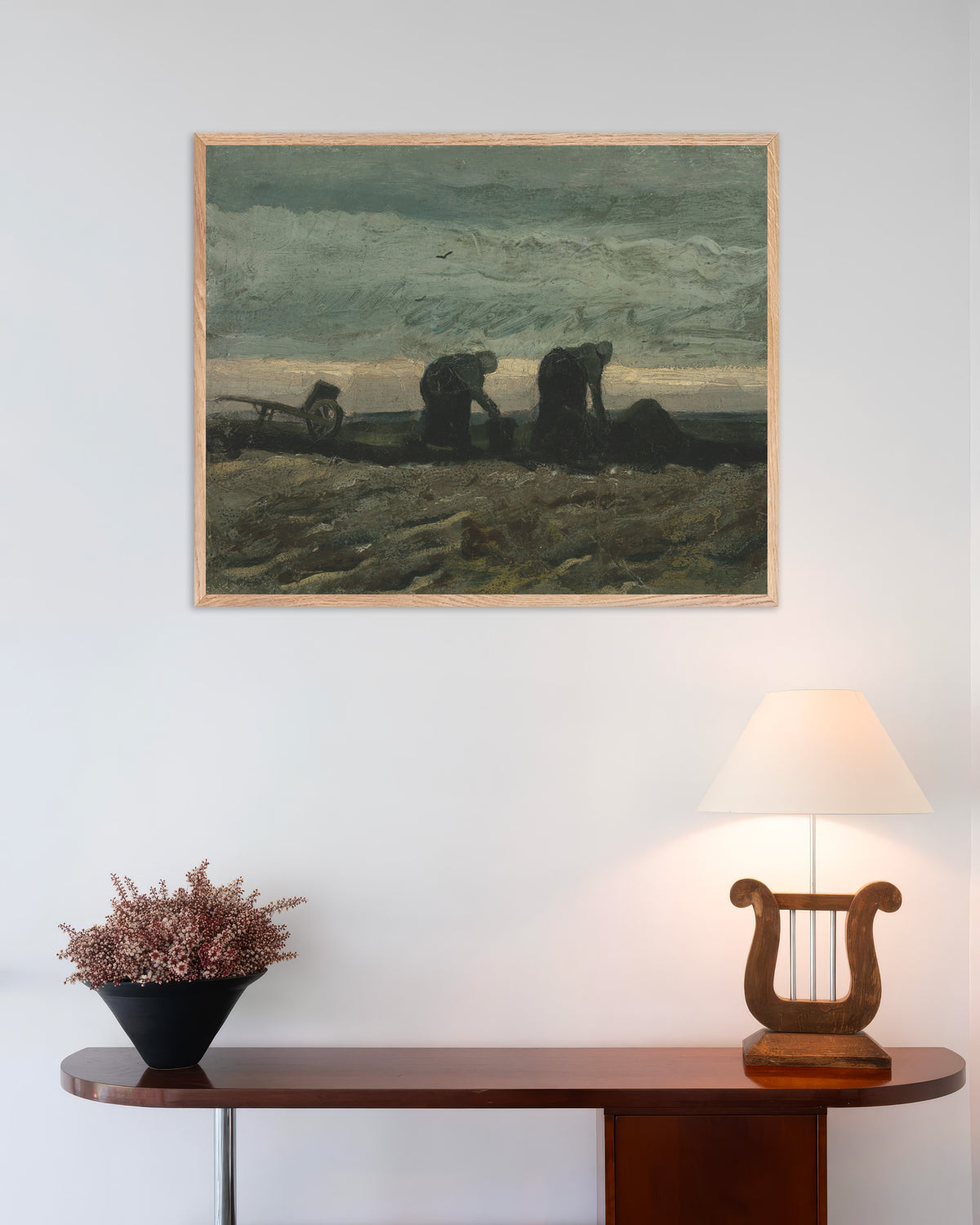 Juliste, jossa on Vincent van Goghin teos Kaksi naista nummella (1883), luonnonvärisillä puukehyksillä
