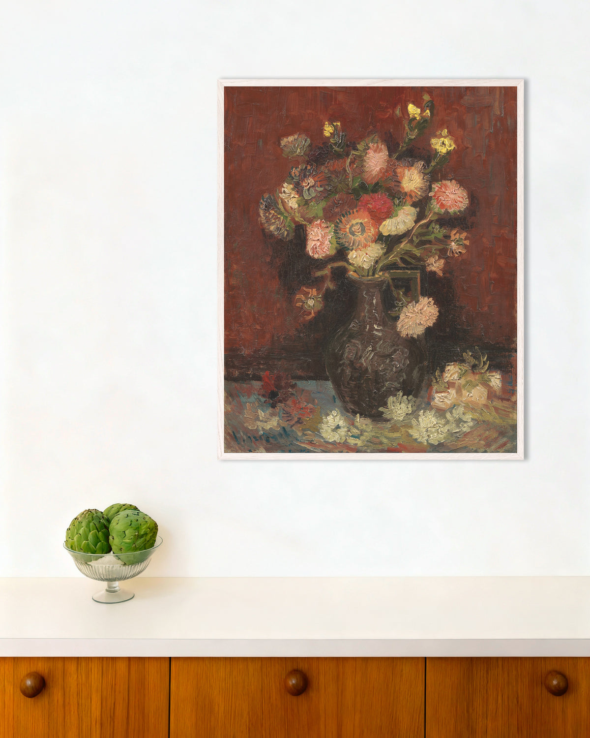 Juliste Vincent van Goghin teoksesta Maljakko, jossa on kiinanastereita ja gladioluksia (1886), valkoisella puukehyksellä